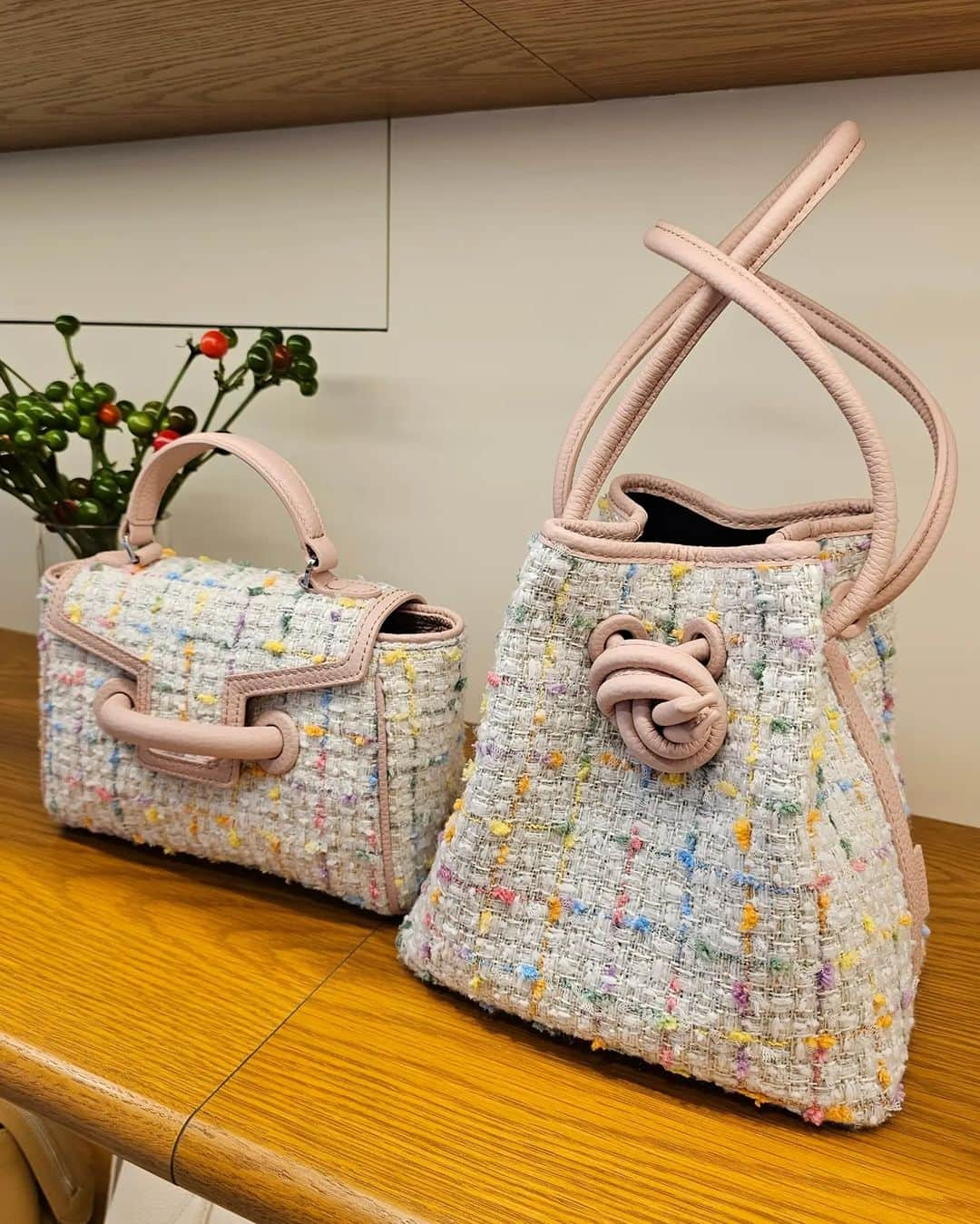 佐藤純さんのインスタグラム写真 - (佐藤純Instagram)「大好きなVASIC👜  @vasic_japan  @vasic_aoyama   S/Sの展示会へいつものメンバーで行ってきたよ💕  ほんと大好きすぎて、いろんなカラーを持ってます😍  今回の展示会では、めっちゃ可愛い新作が‼️❤  ツイードのBond mini～～～❤  しかも、コード(紐)が私の大好きなピンク😍  一目惚れでした‼️  マーシーとお揃いの斜めがけピンクも可愛い❤️  ちなみに、私のお財布もこのピンクカラーのVASIC財布です。  もう、どんだけピンク好き？(笑)  まだこれから冬だけど、早く春こーい🌸  #vasicjapan #VASIC #bondmini #ヴァジック #展示会 #ママ #ママモデル #モデル #mama #mamamodel #model」11月10日 23時56分 - junsatoidea