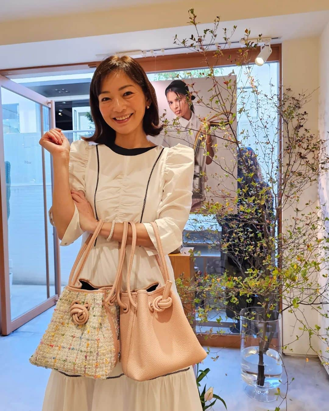 佐藤純さんのインスタグラム写真 - (佐藤純Instagram)「大好きなVASIC👜  @vasic_japan  @vasic_aoyama   S/Sの展示会へいつものメンバーで行ってきたよ💕  ほんと大好きすぎて、いろんなカラーを持ってます😍  今回の展示会では、めっちゃ可愛い新作が‼️❤  ツイードのBond mini～～～❤  しかも、コード(紐)が私の大好きなピンク😍  一目惚れでした‼️  マーシーとお揃いの斜めがけピンクも可愛い❤️  ちなみに、私のお財布もこのピンクカラーのVASIC財布です。  もう、どんだけピンク好き？(笑)  まだこれから冬だけど、早く春こーい🌸  #vasicjapan #VASIC #bondmini #ヴァジック #展示会 #ママ #ママモデル #モデル #mama #mamamodel #model」11月10日 23時56分 - junsatoidea