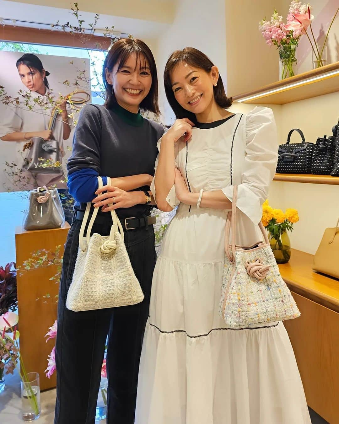 佐藤純さんのインスタグラム写真 - (佐藤純Instagram)「大好きなVASIC👜  @vasic_japan  @vasic_aoyama   S/Sの展示会へいつものメンバーで行ってきたよ💕  ほんと大好きすぎて、いろんなカラーを持ってます😍  今回の展示会では、めっちゃ可愛い新作が‼️❤  ツイードのBond mini～～～❤  しかも、コード(紐)が私の大好きなピンク😍  一目惚れでした‼️  マーシーとお揃いの斜めがけピンクも可愛い❤️  ちなみに、私のお財布もこのピンクカラーのVASIC財布です。  もう、どんだけピンク好き？(笑)  まだこれから冬だけど、早く春こーい🌸  #vasicjapan #VASIC #bondmini #ヴァジック #展示会 #ママ #ママモデル #モデル #mama #mamamodel #model」11月10日 23時56分 - junsatoidea