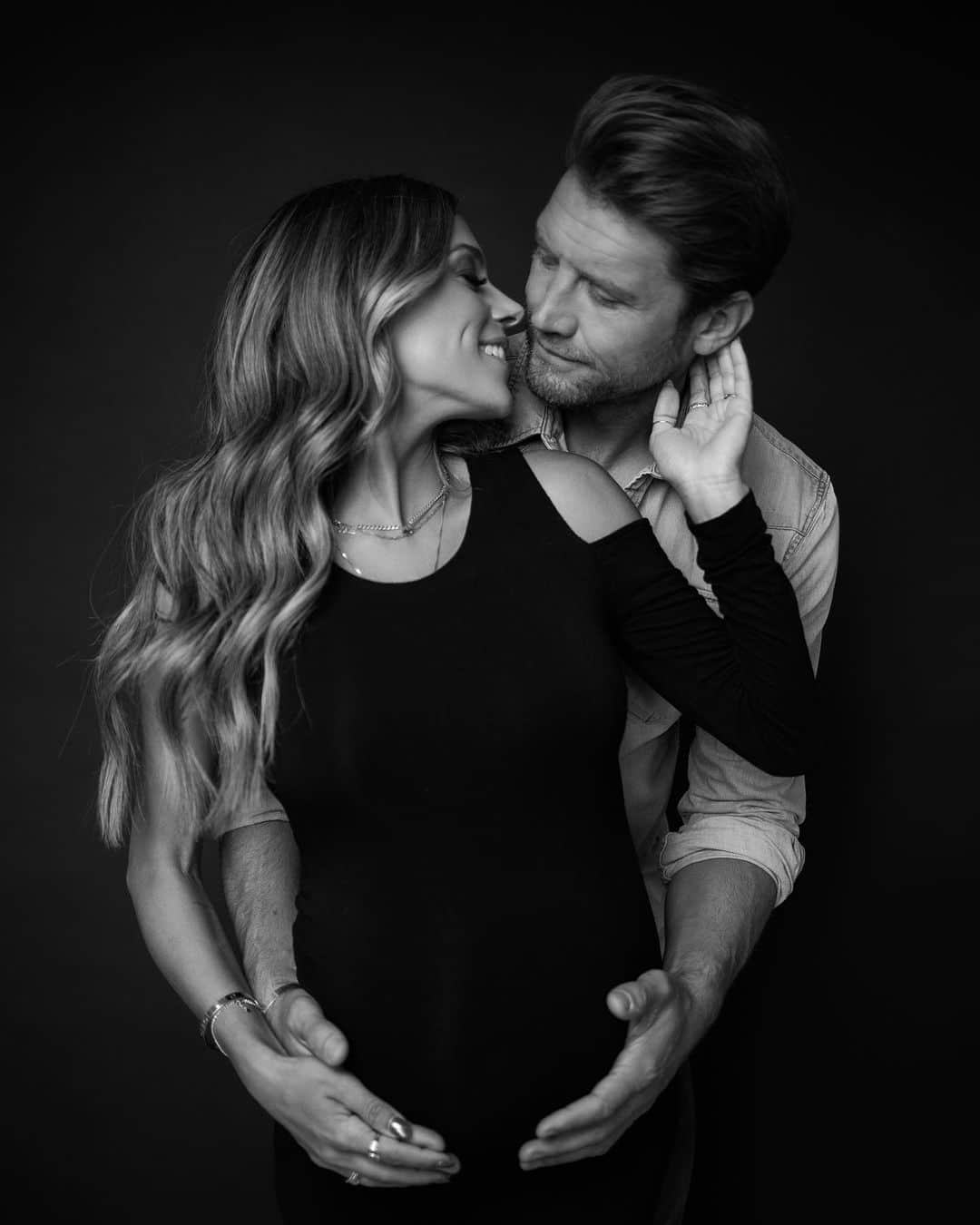 ジャナ・クレイマーのインスタグラム：「Appreciation post for this man right here…. @superiorstriker thank you for being the most patient, supportive and loving partner during these past 8 months. From holding my hair when I was sick to lathering cheese on all my bagels when u hate the smell of cheese ;) and loving me unconditionally during all the different trimesters ;) …. Thank you. Me and the kids are so lucky to have you in our life and I can’t wait to hold our little creation💙」