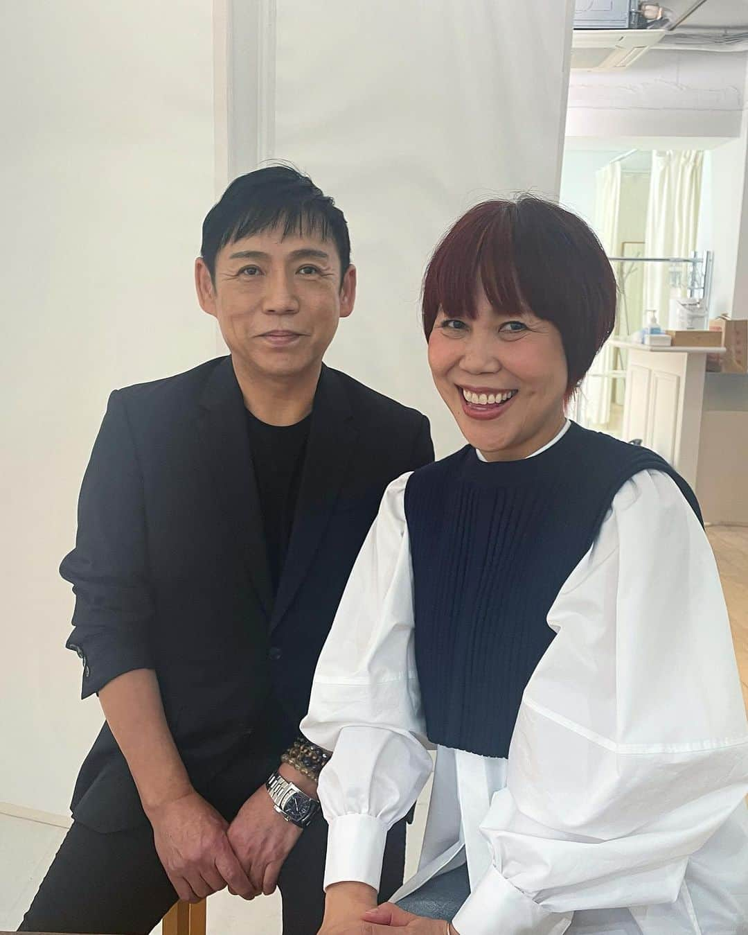 山本浩未さんのインスタグラム写真 - (山本浩未Instagram)「「素敵なあの人 」ベスコス企画で、  女優たちからの指名NO.1 ヘア&メイク の #黒田啓蔵 さんとメイク編 対談  たしかな技術とセンスとバランス感覚と底知れない体力とチャーミングなお人柄  色々びっくり＆面白かった〜🤣🤣  そして続けて、「#アラ還十和子」がベストセラー中の #君島十和子 さんとサプリ他編 対談  生•十和子さんの長くてしなやかな美しいまつ毛に見惚れつつ、、十和子さんのサプリ解説は理論的でメッチャわかりやすく、素直にやっぱ取ろう！と😆 まずは 「#君島家の生搾り朝汁」から🌱  ちなみにね、 「定番アイテムはないの」っていう黒田さんが唯一ずっと使ってるのが十和子さんのマスカラなんだそうです😆  楽しかったです♥️  『素敵なあの人』2月号　 12月15日発売です📕  #素敵なあの人 @sutekinaanohito_tkj  #リアル大人のベスコス #黒田さんのメイクが見れると楽しみにしてたのに #残念 😭 #黒田啓蔵氏の書籍を作りたい #FTCザトワコイズムマスカラカールパーフェクション」11月10日 23時58分 - hiromicoy