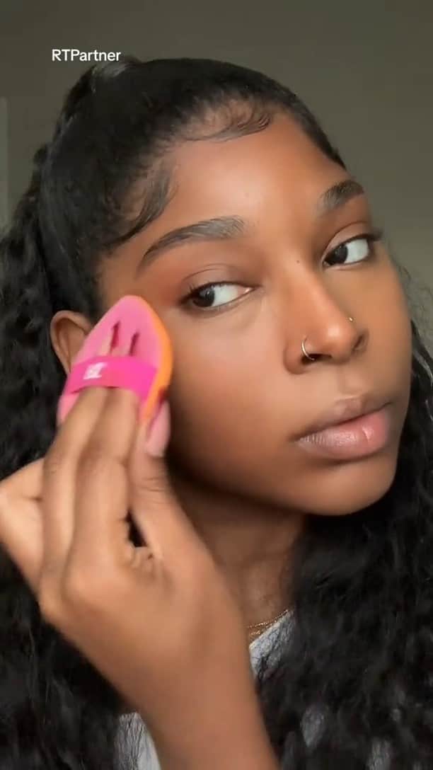 Real Techniquesのインスタグラム：「Dual-sided + multi-tasking the Miracle 2-in-1 Powder Puff can win any challenge🏆   And first place goes to @kamillegregory for slaying this look!  Find your new go-to beauty tool at @ultabeauty 🤞」