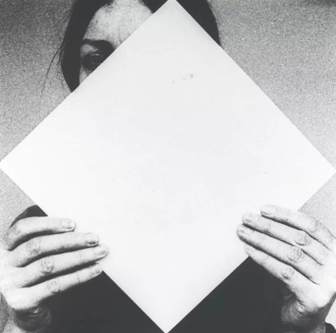 テート・ギャラリーのインスタグラム：「#WorkOfTheWeek is Hungarian artist Dóra Maurer’s self-portrait series, Seven Twists I-VI. 📷  Maurer frequently stages herself in front of the camera, and the self-portrait is a recurring motif in her work. By placing herself on both sides of the photographic lens, the artist blurs the border between her active status as a creator and her passive role as the subject being observed. More than a reflection on self-representation, these artworks look to focus on movement, proportions, change and progression.  Trained as a graphic artist in the 1950s, Maurer pushed the medium to its limit in her experimental works of the following two decades. In the 1970s she started to work in photography and moving image, often collaborating with musicians, as well as teaching creative performative workshops. She developed increasingly geometric and abstract drawings and paintings in the 1970s and beyond.   Displacement, perception and transformation have remained consistent threads in her work. Never tied down to one medium, Maurer remains a unique voice, constantly in motion. Discover Dóra Maurer’s artwork up-close in our free Tate Modern display, Media Networks. 🤖  📷 Dóra Maurer, Seven Twists I-VI, 1979, printed 2011 © Dora Maurer」