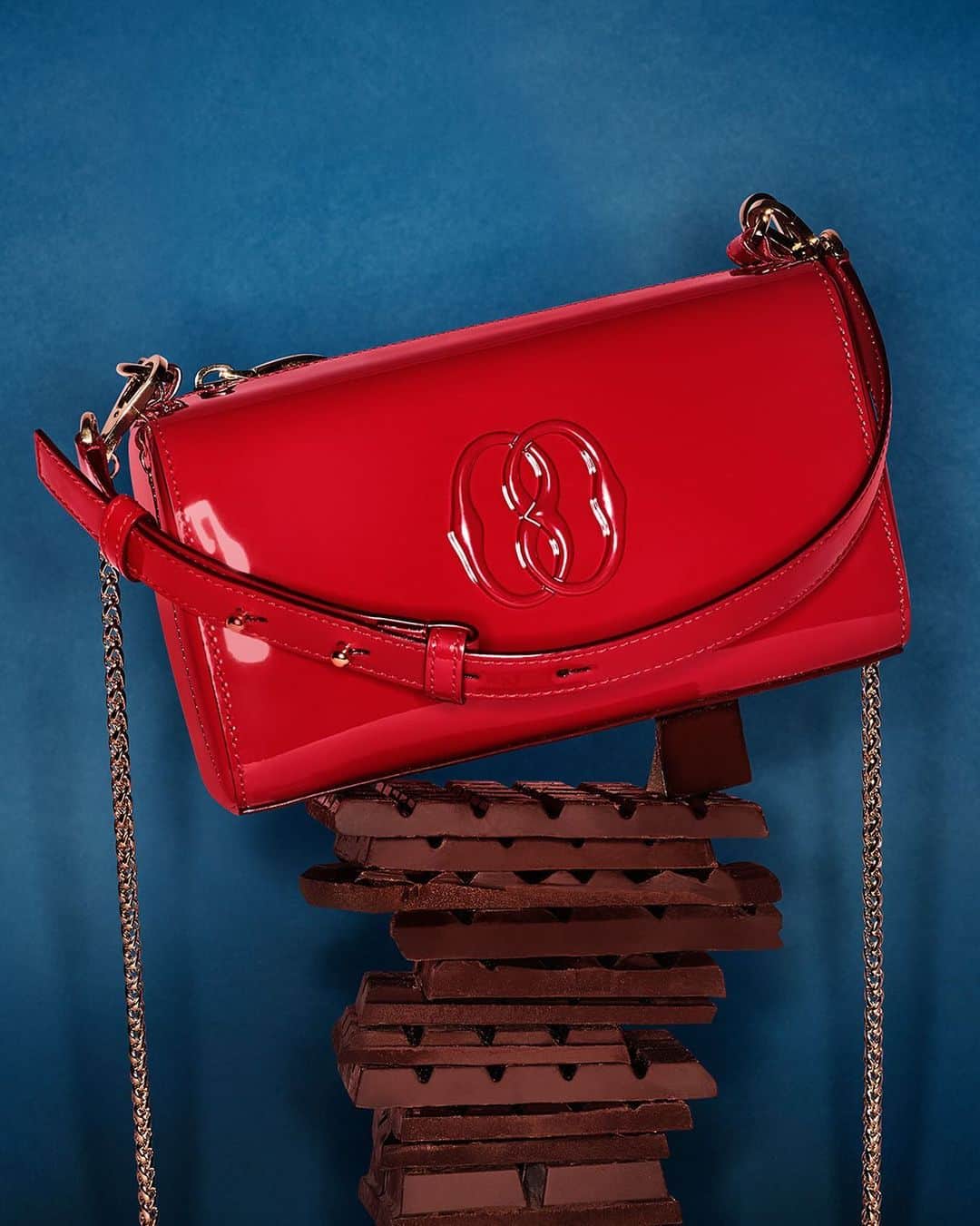 バリーのインスタグラム：「HOLIDAY GIFT GUIDE  Fashionable classics in festive colors.  #Bally」