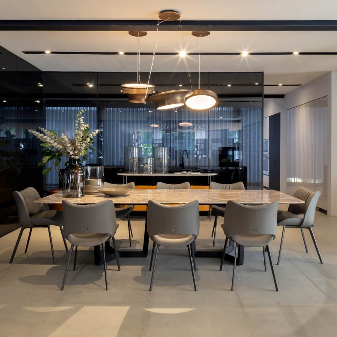Poltrona Frauのインスタグラム：「Hello Mexico City! Introducing our newest store: Poltrona Frau Mexico City by @benetti_casa.   In this vibrant city, where innovation, creativity, and craftsmanship collide with rich Mexican traditions, we are thrilled to introduce our immersive 220-square-meter space. Nestled in the heart of Lomas de Chapultepec, the city's most exclusive residential area, Poltrona Frau Mexico City by Benetti Casa is the perfect reflection of this dynamic metropolis.   We are ready to welcome you to our new store now. Where? Monte Everest 635, CDMX - Mexico City  #PoltronaFrau #MexicoCity #BenettiCasa」