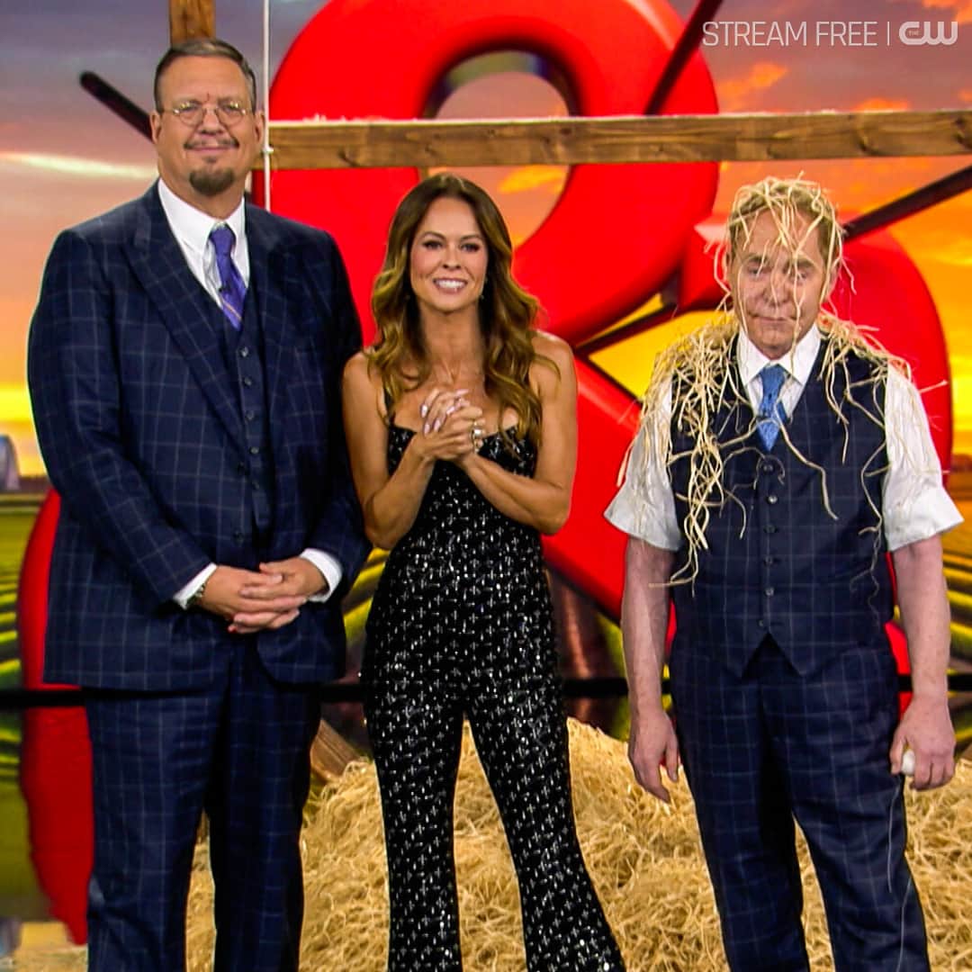 The CWのインスタグラム：「Finding cards in a haystack 🎩 A new episode of Penn & Teller: #FoolUs airs TONIGHT at 8/7c on The CW. Stream free tomorrow!」