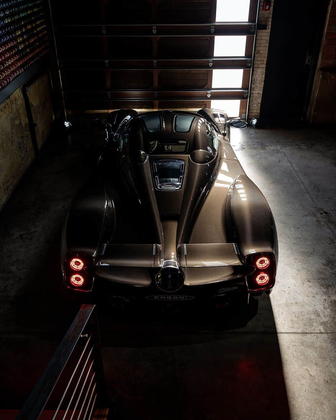 パガーニ・アウトモビリさんのインスタグラム写真 - (パガーニ・アウトモビリInstagram)「The essential element of every Pagani Hypercar is the carbon fiber chassis, and when designing the Utopia we had to make a choice: to wait to be surpassed to improve a record, or to improve it knowing that we could.  We had no doubts.  We wanted it even sturdier, even lighter, even more ambitious.  And we did it.  [Picture courtesy of @paganiofdallas]  #Pagani #PaganiAutomobili #PaganiUtopia」11月11日 0時02分 - paganiautomobili