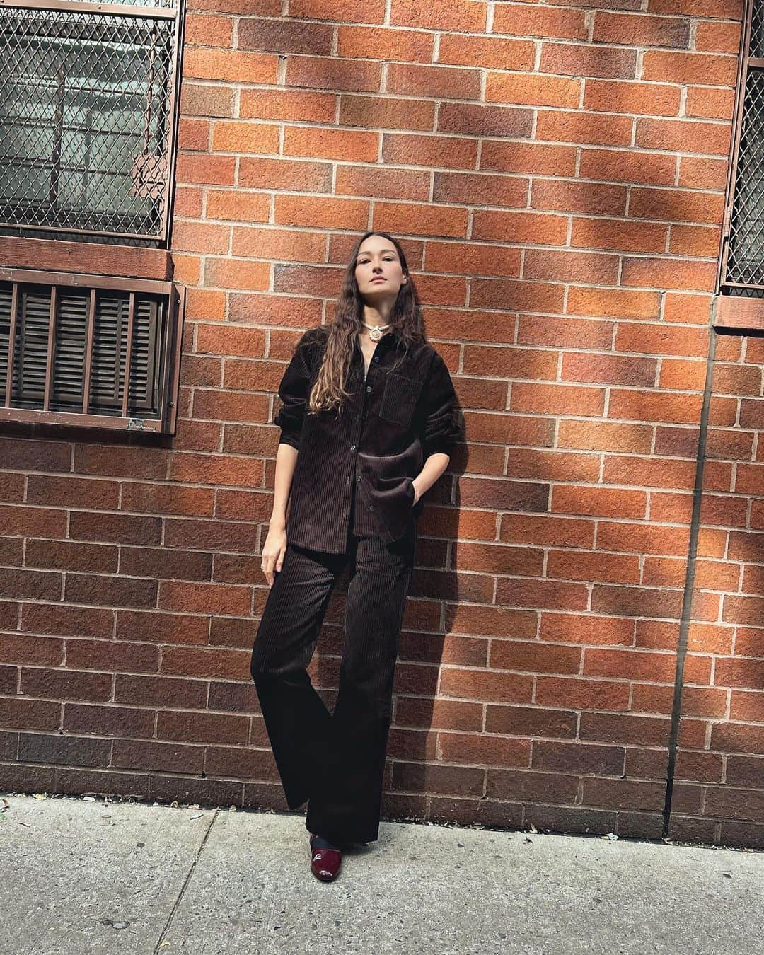 ブルーナ・テノリオのインスタグラム：「Buttoned up for fall with a touch of shell chic 🍂 @lalignenyc @renataquaglia」