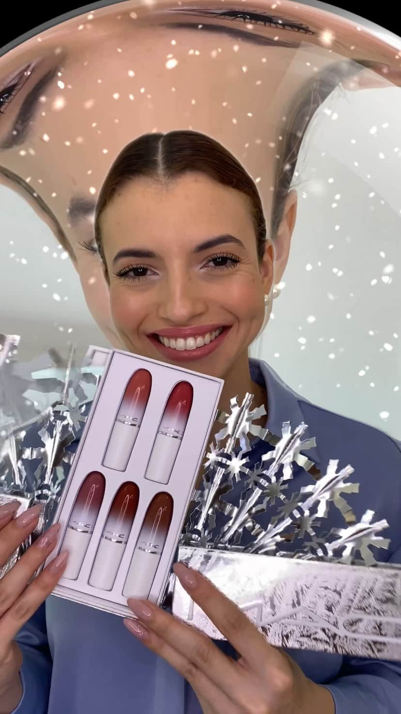 M·A·C Cosmetics BRのインスタグラム：「#MACNOW Ai, ai o clima de Natal 🎄 ✨ A nossa bestie @carolineamakeuphair mostra as cores do nosso Kit de 5 Batons Frostbitten Kiss Lustreglass 🖤  São cinco cores icônicas da linha Lustreglass em uma embalagem exclusiva de edição-limitada 💄 Perfeita para presentear aquele @ super especial!   Cores usadas no vídeo:  ✨$ellout ✨Pigment of Your Imagination ✨Syrup ✨Business Casual ✨Hug Me  Marca aqui nos comentários o @ de quem vai te dar esse super-presente! 🎁  #ParaTodoMundoVer : No vídeo a @carolineamakeuphair mostra cinco cores de batons nudes com a embalagem branca e prateada.  #MACNow #MACHolidays #MACCosmeticsBR #MeuPresenteÉMAC」