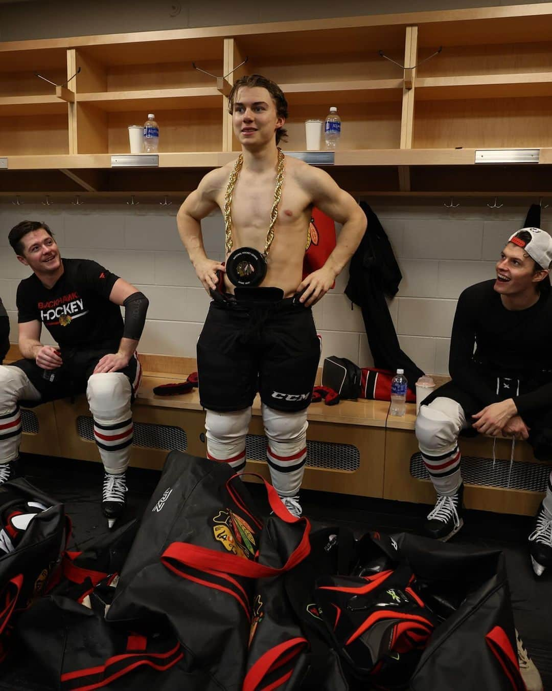 NHLさんのインスタグラム写真 - (NHLInstagram)「BEDARD'S FIRST MULTI-POINT NIGHT 🏅  (📸: @nhlblackhawks)」11月11日 0時05分 - nhl