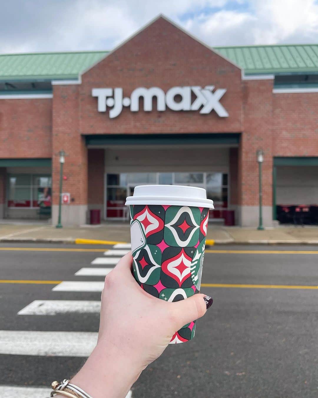 のインスタグラム：「it’s a peppermint mocha & tjmaxx kinda day, wouldn’t you say?」