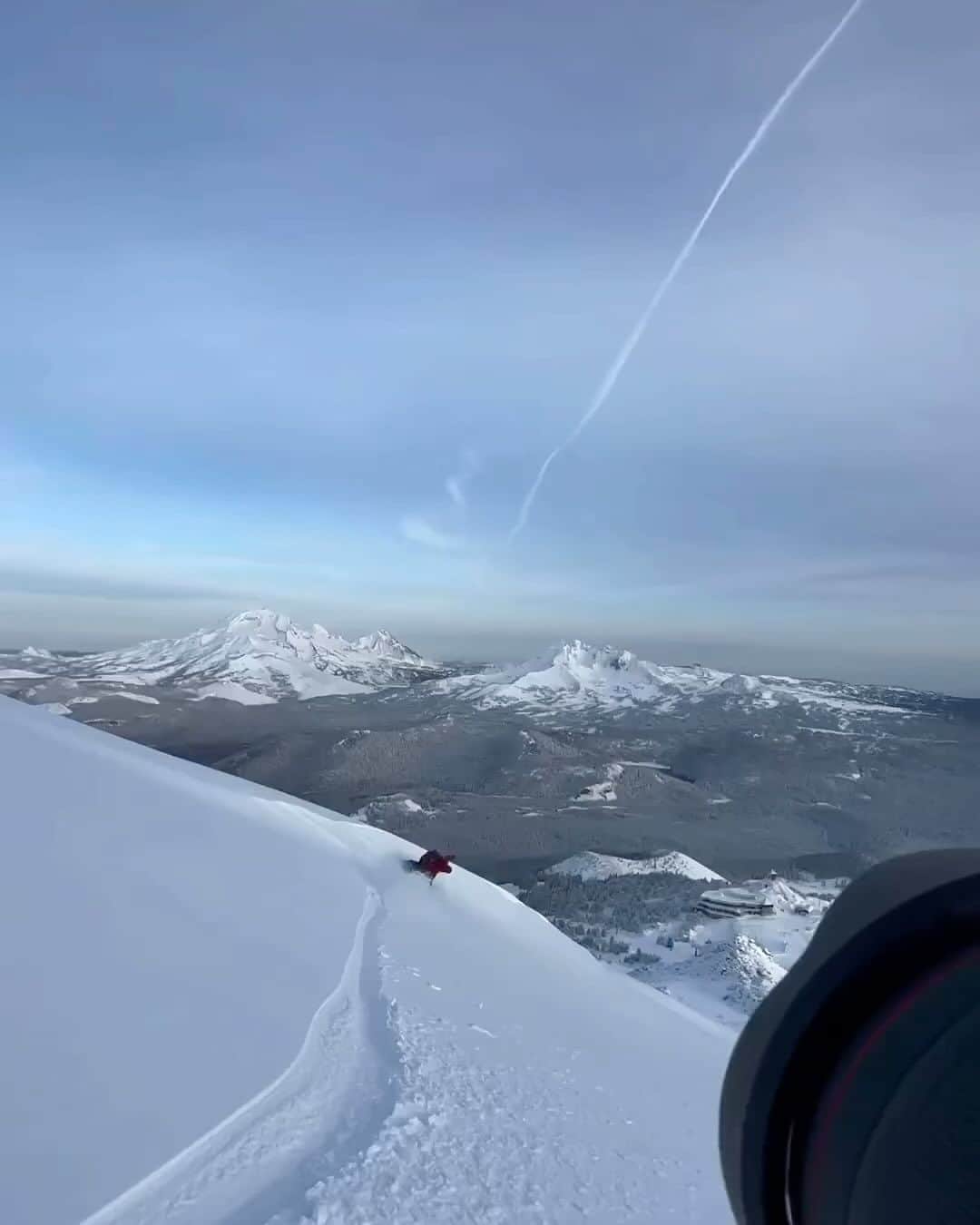 アナログクロージングのインスタグラム：「Winter has arrived ❄️ @ben_ferguson with the first slash of the season.   📍 @mtbachelor 📷 @pete_alport #Burton #Snowboarding」