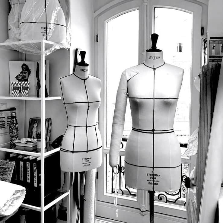 レオナールのインスタグラム：「Dans les coulisses de la création. Atelier LEONARD, Paris. * Behind the scenes of creation. Atelier LEONARD, Paris.  #LEONARDPARIS #création #comitécolbert #fashionstory」