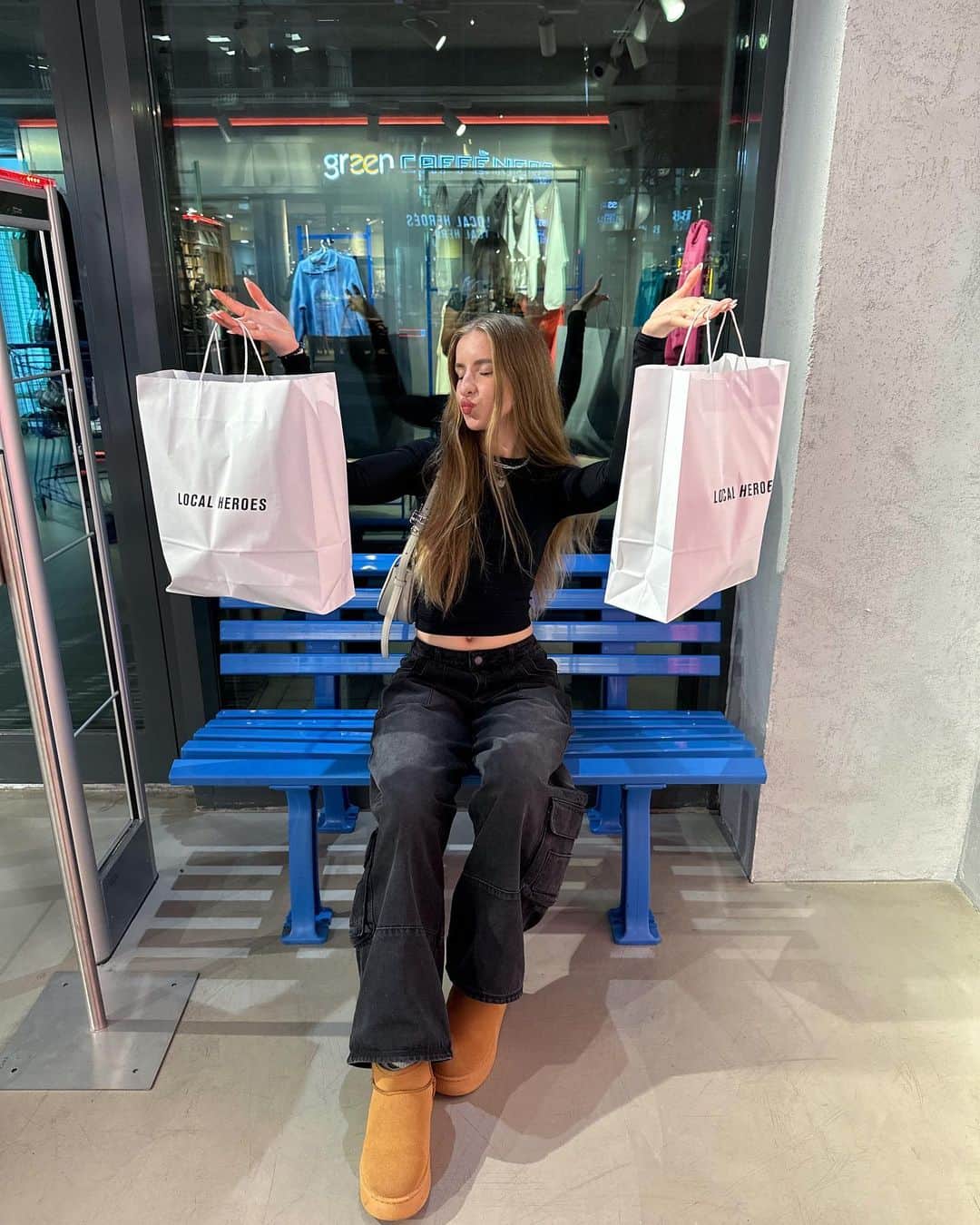 LOCAL HEROESのインスタグラム：「I need to save money but I'm just a girl 💁🏼‍♀️ /  ur fav duo: @martyna.chyc & @juliabelzaa   Guys! W jutrzejszą sobotę jesteśmy wyjątkowo zamknięci, więc róbcie zakupy jeszcze dziś lub do zobaczenia dopiero w poniedziałek. Kisess:*」
