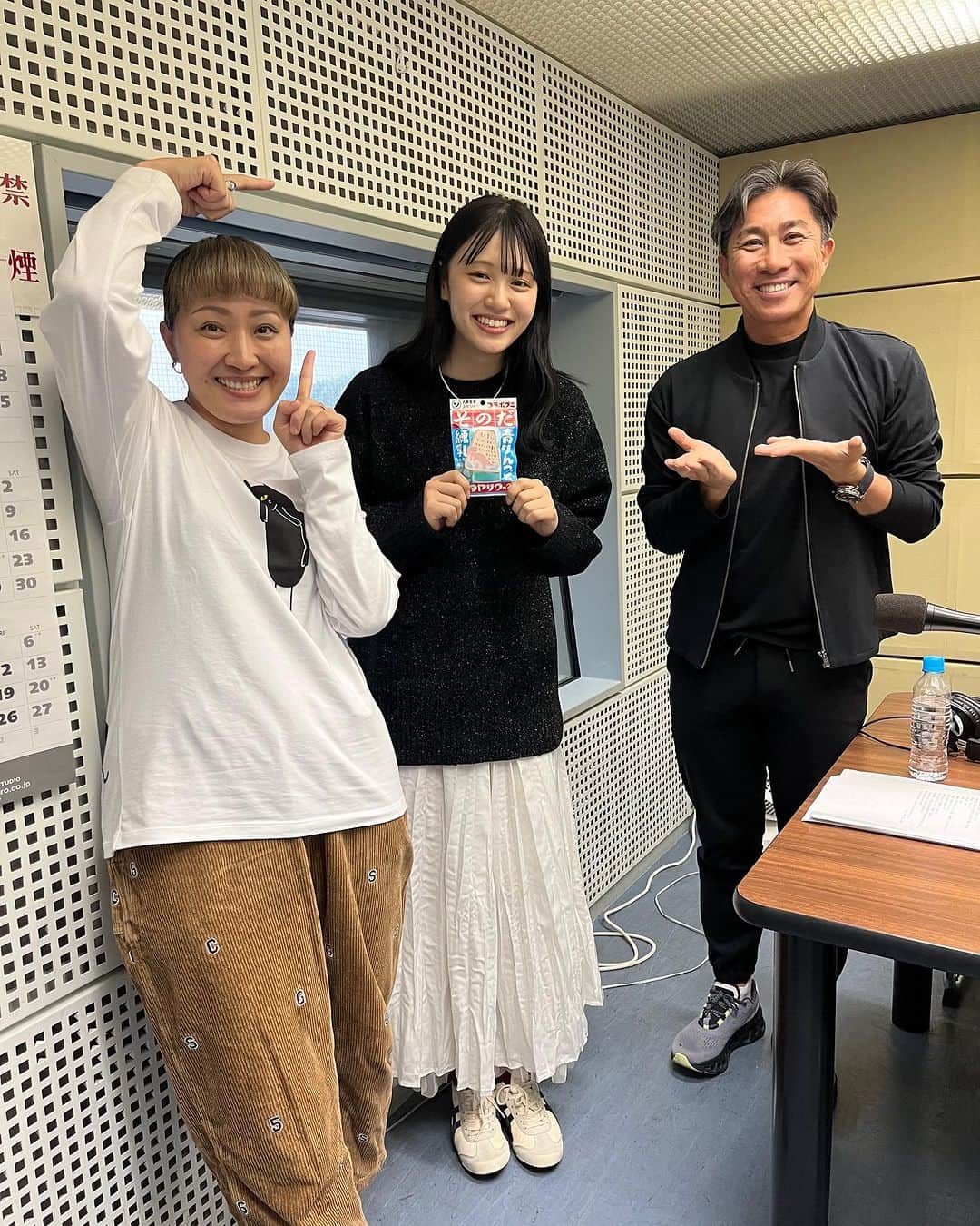 丸山桂里奈のインスタグラム：「今日の丸園は素敵なゲストが来てくれました🙆‍♀️✨第46回ホリプロスカウトキャラバンでグランプリに輝いた塚本恋乃葉ちゃんです🍁 とにかく、フレッシュでもぎたてフルーツを見ているくらいみずみずしかったー🙆‍♀️可愛いだけじゃなくなんだか身体の真ん中に一本棒、綿棒が刺さったような芯の強さがありました🫡 ラジオは初めてだったようですが、落ち着いて恋乃葉ちゃんらしくしっとり、あの生春巻きのような感覚がありました🌞 バラエティでもたくさん会えたらいいなぁ‼️✨🫡また丸園にも遊びに来てねー🥹🥹🥹  #丸園音楽堂 #ゾノさん #ドリブル師匠 #ゲストに塚本恋乃葉ちゃん #グランプリ #初々しくて新しいB4鉛筆 #みなさまよろしくお願いします #可愛い後輩です #また遊びに来てね #今日からインスタ始めたよ #ぜひフォローお願いします #いい意味で #インスタバエ」