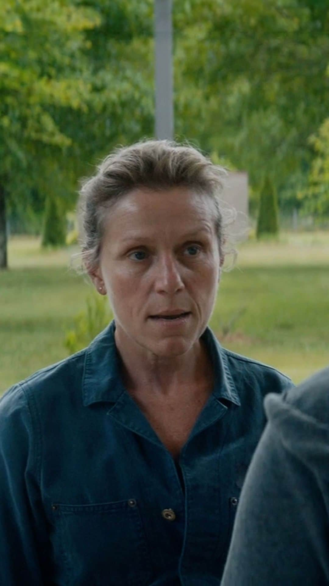 アカデミー賞のインスタグラム：「Frances McDormand as Mildred Hayes is the definition of 'mess around and find out.'  'Three Billboards Outside Ebbing, Missouri' was released in theaters on this day six years ago. The film won Oscars for Actress in a Leading Role (Frances McDormand), Actor in a Supporting Role (Sam Rockwell) and was also nominated for Actor in a Supporting Role (Woody Harrelson), Film Editing (Jon Gregory), Original Score (Carter Burwell), Original Screenplay (Written by Martin McDonagh) and Best Picture.」