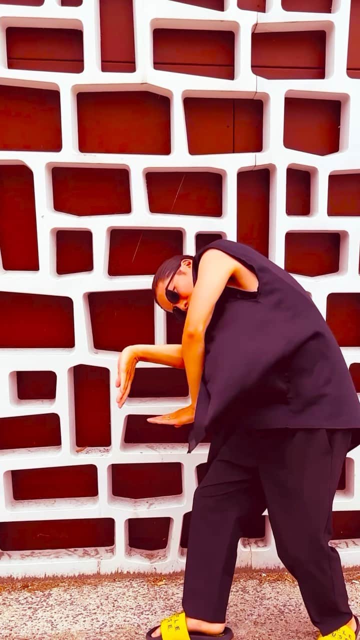 RYOGA -XTRAP-のインスタグラム：「The strange thing is that this Japanese guy wears Waffle House sandals in France.  Just I had fun freestyle in front of cool wall😆  #Tutting #tuttingfreestyle #finger tutting #strangerthings #wafflehouse」
