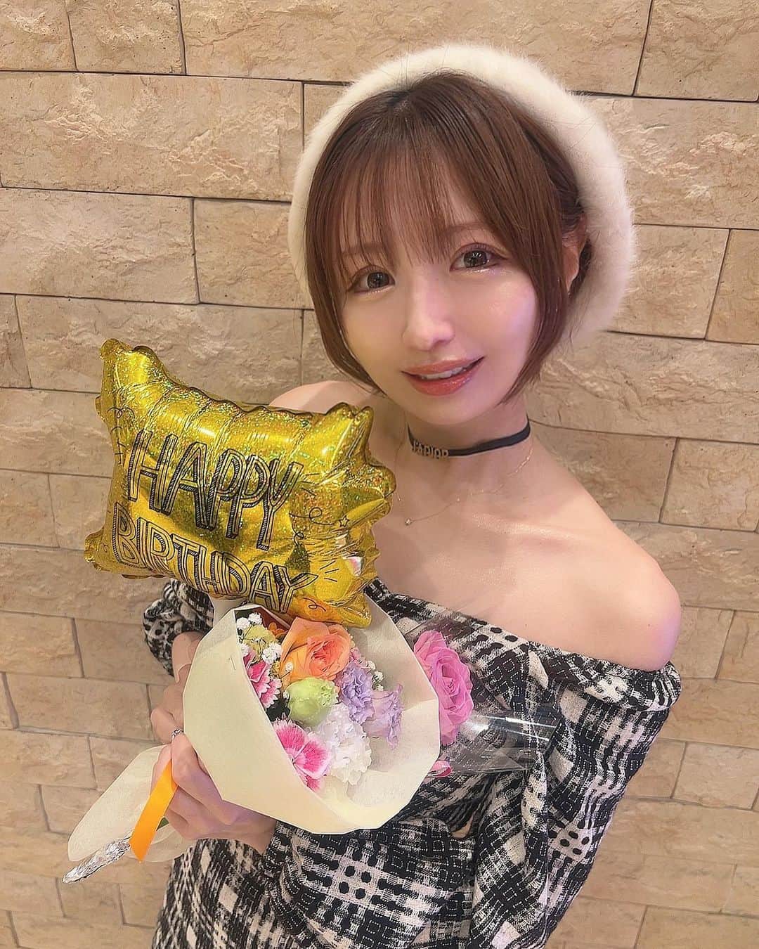 駒井まちのインスタグラム：「本日で18歳(と216ヶ月)になりましたᴖ ̫ᴖ ⭐️  誕生日当日はイメージガールをさせて頂いている マイホームに来店で控室も豪華に飾り付けしていただき プレゼントまでご用意下さって🥲🎁  お客様や応援してくださってる方やスタッフさん 代理店さんや事務所のマネージャーさん アテンドしてくれたさとみんなどなど 沢山の方からお祝いして頂き、 メッセージも沢山頂き本当にありがとうございました😭😭😭  今年は人生初の入院に手術を経験し、 初めて死を意識しましたが笑 まだまだ全然生きたいなー！の気持ちがより強まりました。  そう思えたのも 生まれ変ってもまた自分になりたいのも 間違いなく周りの方々のおかげです。 人に恵まれていることが自分の誇り❣️  すっかり中年となりましたが 今死んだところでまだ若いのに、、、なんて言われるから まだまだ死ぬまで生きまーす！ 日々を頑張るヨ🌙  𝟤𝟢𝟤𝟥.𝟣𝟣.𝟣𝟢」
