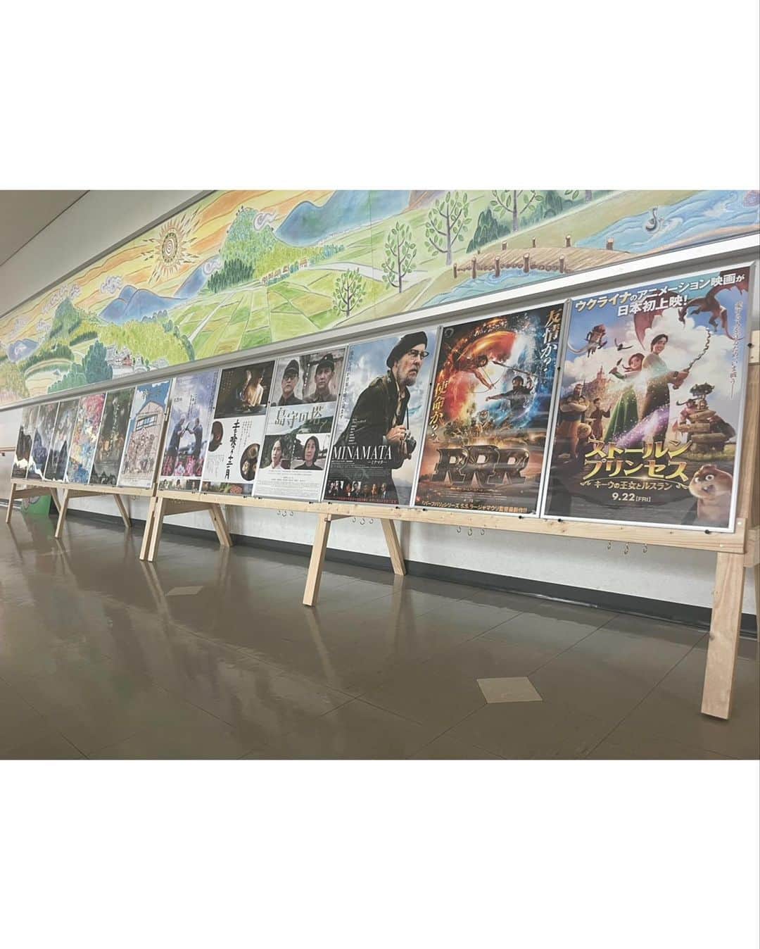 芳野友美さんのインスタグラム写真 - (芳野友美Instagram)「本日はお越しくださった皆様ありがとうございました☺︎ 　 第1回#丹波国際映画祭 、明日が授賞式ということで今日は前夜祭として#ラジオの公開収録 をしてきました！ 　 ゲストは#山賀博之監督 と#天野裕充監督 ！！ 今回も会話が弾み色々な面白いお話が聞けました♪ 　 今日と明日の模様は放送でお楽しみください！！ 　 「#近兼拓史のウィークリーワールドニュース 」 ●ラジオ大阪　11月13日、11月20日、11月27日 月曜日22時～放送 ●ラジオ日本　11月15日、11月22日、11月29日 水曜日23時半～放送 ●MID-FM　11月17日、11月24日、12月1日 金曜日19時半～放送 ●805たんばFM　11月19日、11月26日、12月3日 　 丹波国際映画祭ノミネート作品がずらり！ さて・・・どの作品がお客様から一番評価を得られるのか？！楽しみですね！ 　 受賞した際に授与されるトロフィーが凄く素敵でした！ #丹波市 らしさをイメージして作ったそう。 　 ゴールデンメイプル賞は水に浮かぶ紅葉と水の波紋デザイン。紅葉はブリザーブドフラワーだって🍁 　 部門賞は木目に紅葉とロゴが彫られたもの。 　 収録終わりは皆さんと遅めのランチ。 マスカルポーネが乗ったサツマイモのカボチャナーラ！ 季節のメニュー♪めちゃくちゃ美味しかったです！ ここは生パスタらしく、味だけじゃなくモチモチの触感も最高でしたー❤️ 　 最後に日付変わって11月11日は我が事務所ハーモニーの#創立記念日 です！！！ お誕生日おめでとうございます🎂 これからもよろしくお願いしますっ！！！」11月11日 0時23分 - yumi_yoshino_1980