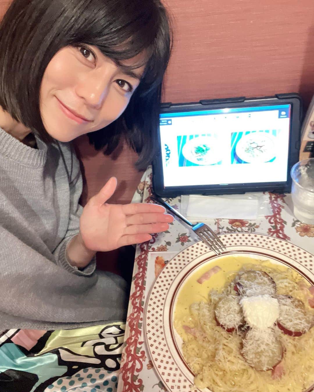芳野友美さんのインスタグラム写真 - (芳野友美Instagram)「本日はお越しくださった皆様ありがとうございました☺︎ 　 第1回#丹波国際映画祭 、明日が授賞式ということで今日は前夜祭として#ラジオの公開収録 をしてきました！ 　 ゲストは#山賀博之監督 と#天野裕充監督 ！！ 今回も会話が弾み色々な面白いお話が聞けました♪ 　 今日と明日の模様は放送でお楽しみください！！ 　 「#近兼拓史のウィークリーワールドニュース 」 ●ラジオ大阪　11月13日、11月20日、11月27日 月曜日22時～放送 ●ラジオ日本　11月15日、11月22日、11月29日 水曜日23時半～放送 ●MID-FM　11月17日、11月24日、12月1日 金曜日19時半～放送 ●805たんばFM　11月19日、11月26日、12月3日 　 丹波国際映画祭ノミネート作品がずらり！ さて・・・どの作品がお客様から一番評価を得られるのか？！楽しみですね！ 　 受賞した際に授与されるトロフィーが凄く素敵でした！ #丹波市 らしさをイメージして作ったそう。 　 ゴールデンメイプル賞は水に浮かぶ紅葉と水の波紋デザイン。紅葉はブリザーブドフラワーだって🍁 　 部門賞は木目に紅葉とロゴが彫られたもの。 　 収録終わりは皆さんと遅めのランチ。 マスカルポーネが乗ったサツマイモのカボチャナーラ！ 季節のメニュー♪めちゃくちゃ美味しかったです！ ここは生パスタらしく、味だけじゃなくモチモチの触感も最高でしたー❤️ 　 最後に日付変わって11月11日は我が事務所ハーモニーの#創立記念日 です！！！ お誕生日おめでとうございます🎂 これからもよろしくお願いしますっ！！！」11月11日 0時23分 - yumi_yoshino_1980