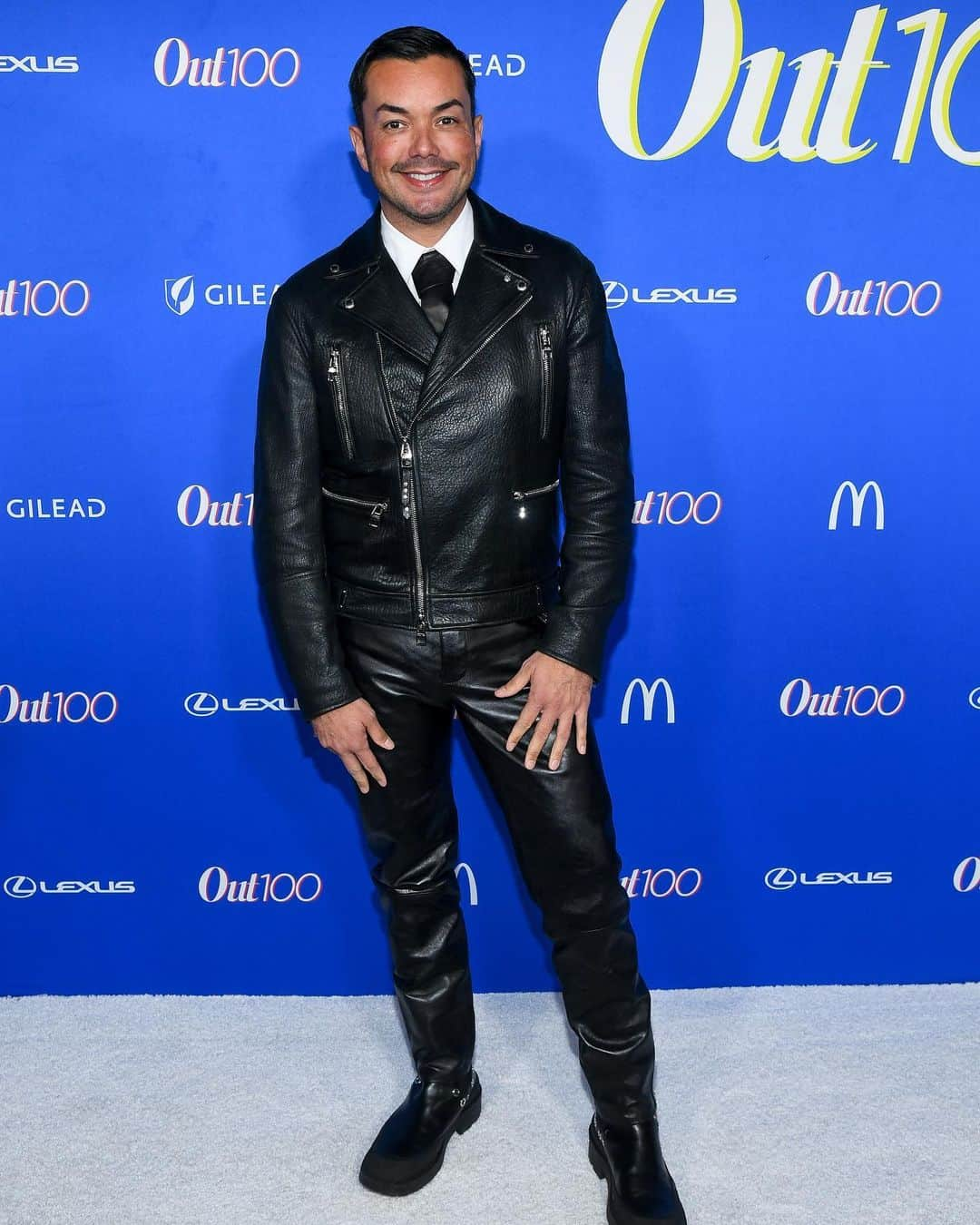 アンソニー・ラモスさんのインスタグラム写真 - (アンソニー・ラモスInstagram)「Took my mom to the #OUT100 in full leather daddy vibes ❤️😂  Thank you @dnlreynolds @outmagazine for a wonderful night and for having me on this year’s list! It is a huge honor to be recognized alongside so many brilliant and inspiring individuals who are shaping our world and advocating for greater inclusivity and diversity.  Thank you @mgkstyle for the look 👔」11月11日 0時16分 - anthonyramosah