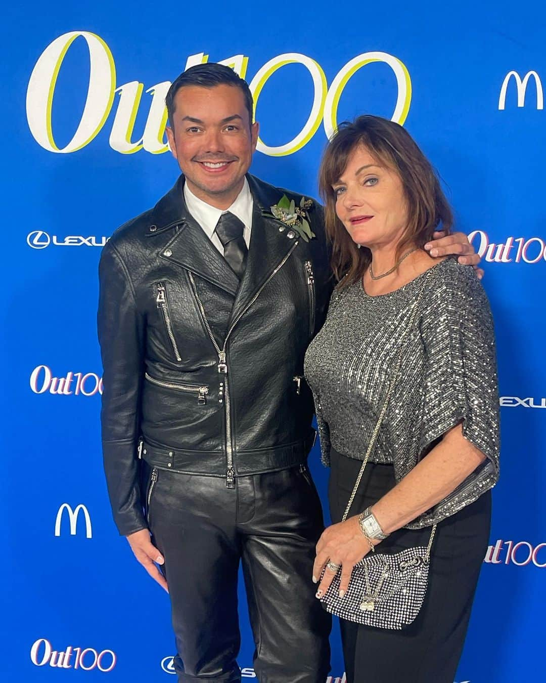 アンソニー・ラモスのインスタグラム：「Took my mom to the #OUT100 in full leather daddy vibes ❤️😂  Thank you @dnlreynolds @outmagazine for a wonderful night and for having me on this year’s list! It is a huge honor to be recognized alongside so many brilliant and inspiring individuals who are shaping our world and advocating for greater inclusivity and diversity.  Thank you @mgkstyle for the look 👔」