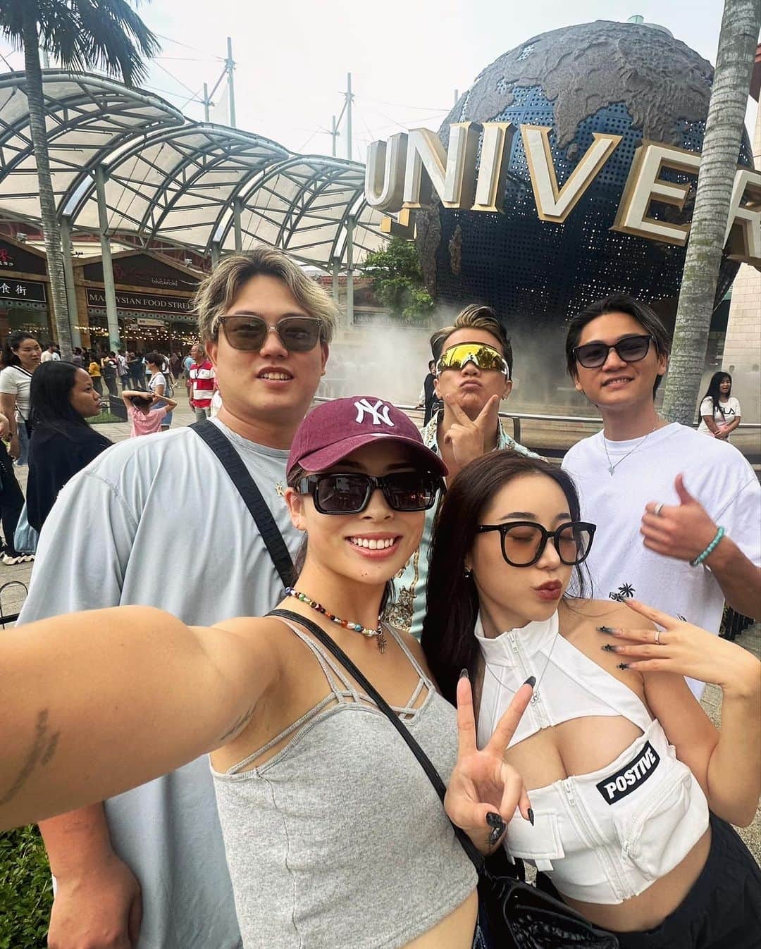 あやか（石山彩花）さんのインスタグラム写真 - (あやか（石山彩花）Instagram)「memories of singapore🇸🇬  シンガポール思い出ありすぎて写真もありすぎて🤣笑笑 楽しかったからこそたくさん載せたい笑  シンガポールにあるアジア最大級のクラブ　@marqueesingapore もいけてよかった🙌 個人的には↓あがった🤣 踊りまくりでした🙌 @avenuesingapore   IT’S THE SHIP以外もかなり充実した旅行すぎた！！ ナイトサファリもホテルも楽し過ぎた！！🥰🙌  素敵なみんなと素敵な思い出つくれて幸せです🤤  かいとは特に行き帰り飛行機も一緒でずっと一緒だったから たくさんのありがとう😊 めちゃくちゃ仲良しになれて嬉しい😆 @kaito_pmf   #travelbug #travelphotography #singapore #🇸🇬 #シンガポール #シンガポール旅行 #jumboseafood #marquee #avenulounge #ビール #beerstagram #beerlovers #beerstagram #hineken」11月11日 0時17分 - ayakateen821