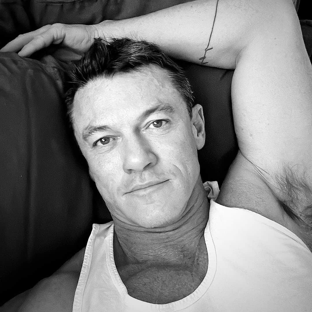 ルーク・エヴァンズのインスタグラム：「Time for siesta before work… 💤」
