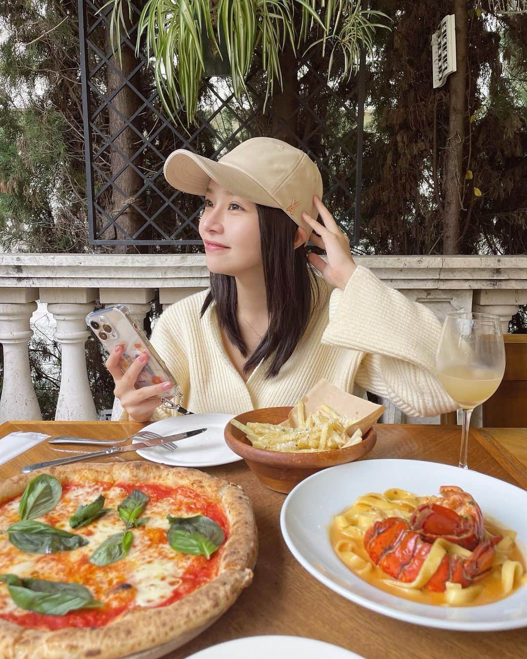 大嶋みくのインスタグラム：「今日すっぴんで大好きな高校のお友達とランチ行ってきた〜🍽  心許した人って限られてるからなんでも聞いてくれる友達にはいつも大感謝☺️🫶  久々にお昼からお酒も飲んじゃって楽しすぎた🥰」