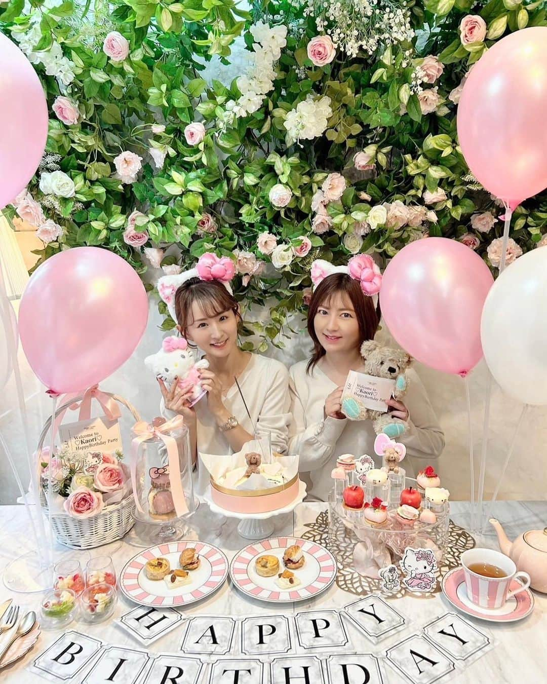 花清まゆこのインスタグラム：「キティちゃん可愛すぎた🎀🥰  かおりちゃんお誕生日おめでとう✨  ちょっと過ぎちゃったけど、今年もお祝いできて良かった🎂  @gingergardenaoyama  #ジンジャーガーデン青山  #お誕生日 #birthday  #ヌン活  #アフタヌーンティー #キティちゃん  #キティコラボ  #kitty  #hellokitty  #青山カフェ  #表参道カフェ  #表参道 #青山 #aoyama  #omotesando  #afternoontea  #キティちゃん  #可愛すぎ #かおりちゃん #happybirthday」