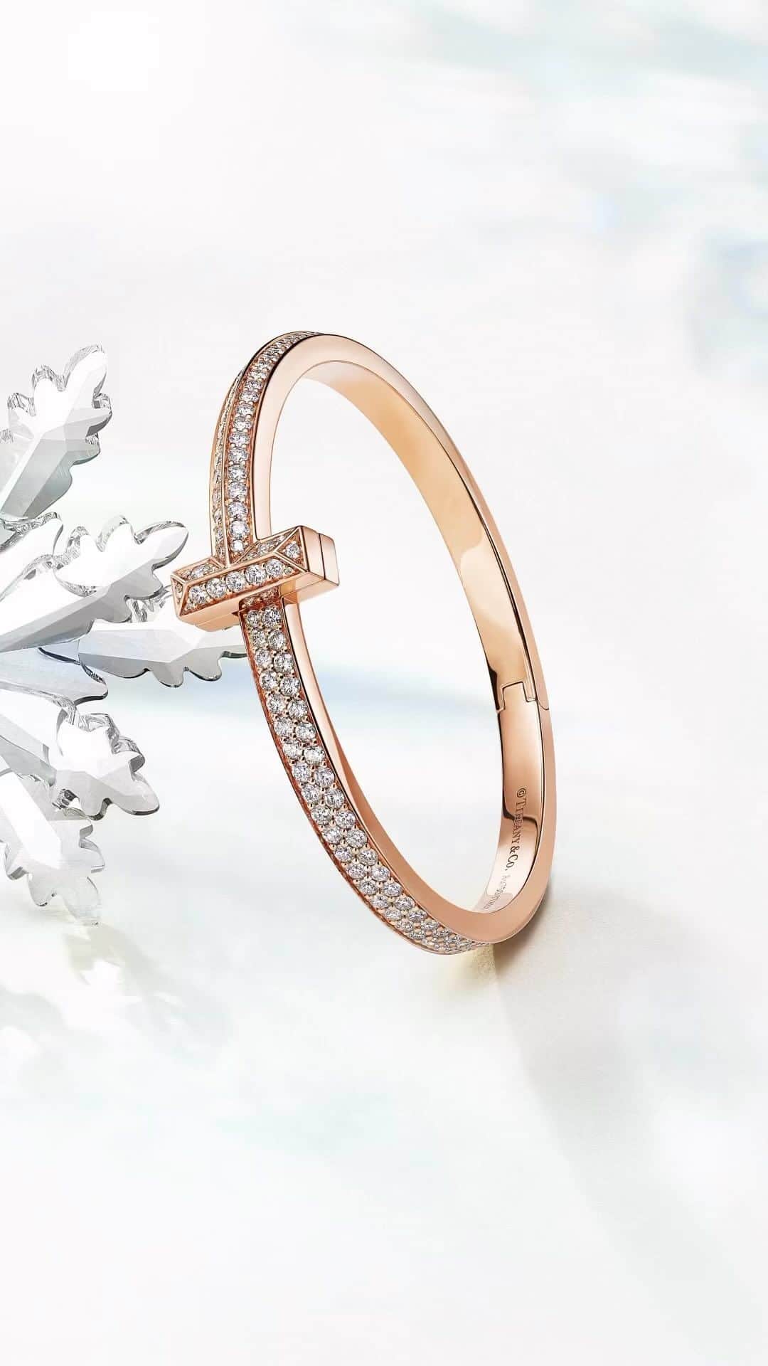ティファニーのインスタグラム：「For those who matter most. The Tiffany T collection exemplifies the dedication to craft that our House is known for. With sleek, beveled edges and hand-set pavé diamonds, this modern icon is a classic for the new era. Link in bio. #ATiffanyHoliday #TiffanyT #TiffanyAndCo」