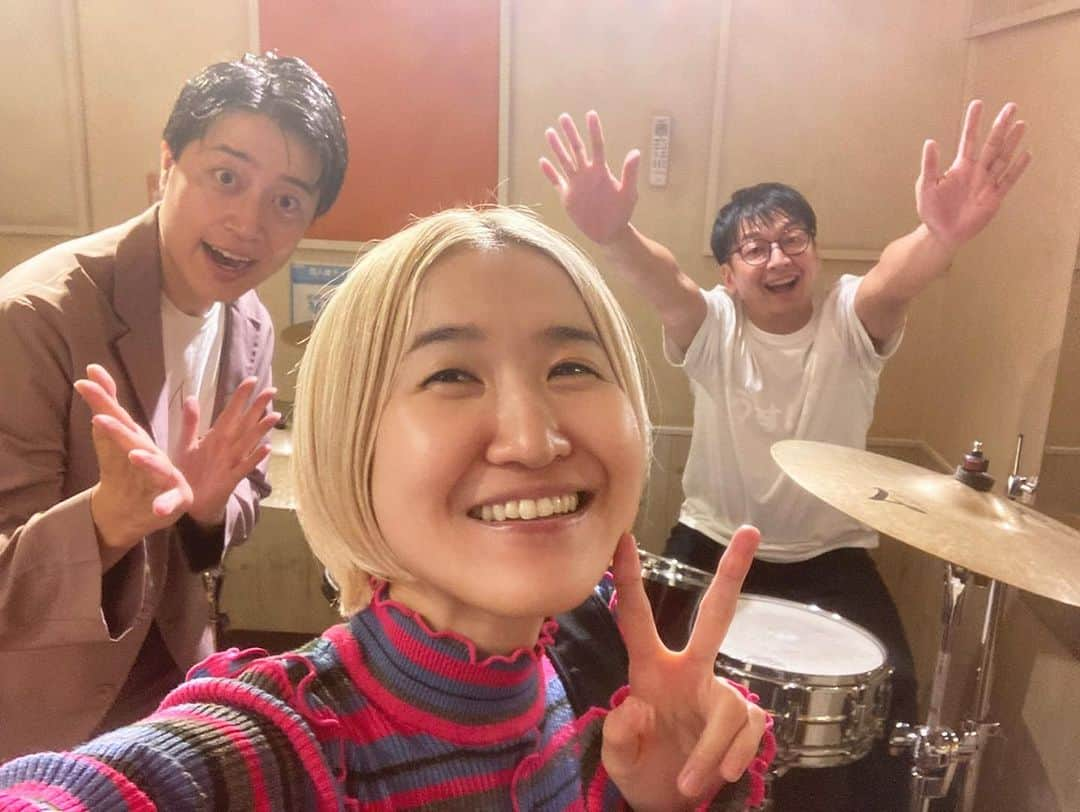 下舘夏希さんのインスタグラム写真 - (下舘夏希Instagram)「「歌show×3」再始動配信観てくださった皆様ありがとうございます😊🙌💕 めちゃくちゃ楽しかったねーん🫶 次回は12月13か14になりそ🥺また呟きまーす！ 今日の配信アーカイブは明日の23時まで観れるよ！ https://twitcasting.tv/dateshimo_rock/movie/780680417 また来月お楽しみに❤️ #ハマカーン神田 #ryo_takakura #三拍子高倉 #下舘夏希 #歌ネタ #配信 #ライブ #芸人 #シンガーソングライター   #ダテシモの挑戦 #恵比寿リキッドルーム #恵比寿liquidroom #弾き語り #バンドワンマン #900人動員目標 #cd1500枚完売チャレンジ #シンガーソングライター」11月11日 0時20分 - dateshimo