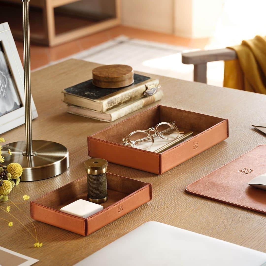 イルビゾンテさんのインスタグラム写真 - (イルビゾンテInstagram)「Your desk has never been more organised than this. The entire Home Collection comes in four colors: natural, caramel, coffee and black.  #ilbisonte #sustainability #madeinitaly #homecollection」11月11日 0時21分 - ilbisonteofficial