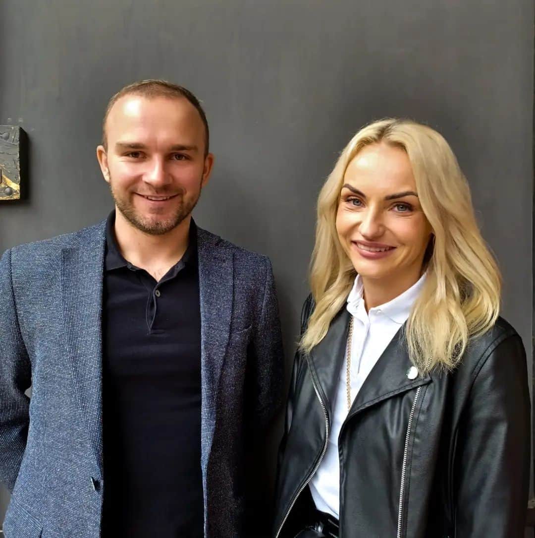 ユスティナ・シュエンテのインスタグラム：「Rozmowa z @justyna.swiety.ersetic już dostępna!  Zdobywczyni złotego medalu w sztafecie 4 x 400 m w Tokio, jedna z najwybitniejszych polskich biegaczek. Osoba silna, która przyznała, że słabe charaktery w sporcie nie przetrwają.  Jak wyglądała droga na szczyt Justyny oraz jak wyglądają codzienne relacje między członkami – gwiazdami sztafety? Jak częste nieobecności w domu odbiera jej mąż i czy cechy Justyny pomagają jej w życiu prywatnym? To także rozmowa o depresji, która dopada również tych najsilniejszych. A przede wszystkim o wychodzeniu z niej. Jak sama Justyna przyznała o sobie: „Staram się czerpać przyjemność z małych rzeczy”. Życzę Ci także Justyna, abyś czerpała przyjemność z rzeczy wielkich – najbliższa okazja już niedługo, w Paryżu.  Link do nagrania w bio 🙌」