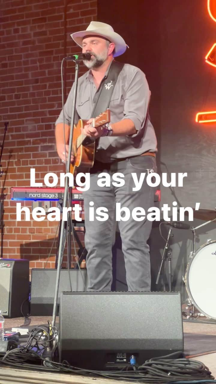 ブライアン兄弟のインスタグラム：「This song reminds me of our friend and idol, @murphyjensen. 2 years ago he collapsed on a tennis court while playing with his brother, Luke. Murphy went into cardiac arrest, fell backwards and fractured his skull. His heart stopped for 18 minutes and he had virtually no chance of survival. Thanks to a miracle, quick help from doctors in the crowd, an AED next to the court, and Luke yelling encouragement, Murphy was able to make it to the hospital alive to begin his long road to recovery. We are all grateful for Murphy and the Jensen Brothers. When they are with us, there are “No Bad Days”.  FYI- It was incredible seeing Django Walker and Pat Green perform at the opening gala of the San Antonio International Tennis Championships. Both guys donated their time to help raise money for the Bush Ace Outreach Kids’ Program.   This song, “No Bad Days”, was co-written by Walker and one of my good buddies, James Slater.  Murphy was in the room watching with us last night and we will be on the court playing doubles today. He’s back and better than ever! . . . . . . .  #countrymusic #country #music #nashville #livemusic #singer #singersongwriter #guitar #songwriter #countrygirl #musician #newmusic #countrysinger #love #countryboy #countrymusiclover #countrylife #cowboy #americana #outlawcountry #rock #texas #classiccountry #s #concert #countryartist #tennessee #lukebryan #blues #countrymusicsinger」