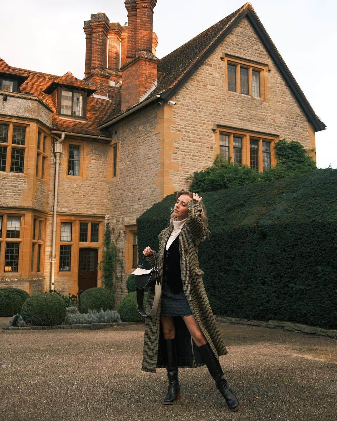 サラ・ミカエラさんのインスタグラム写真 - (サラ・ミカエラInstagram)「Where better to whisk away for a festive getaway than to Le Manoir with @libertylondon 🍂✨ Had the most beautiful day in the country, learning about the gardens of the estate, crafting beautiful wreaths in the greenhouse and finished off with the most delicious seasonal meal (with festive Liberty stockings at our seats and party crackers from the Christmas shop 🎄) #LibertyChristmas *press trip」11月11日 0時26分 - srhmikaela