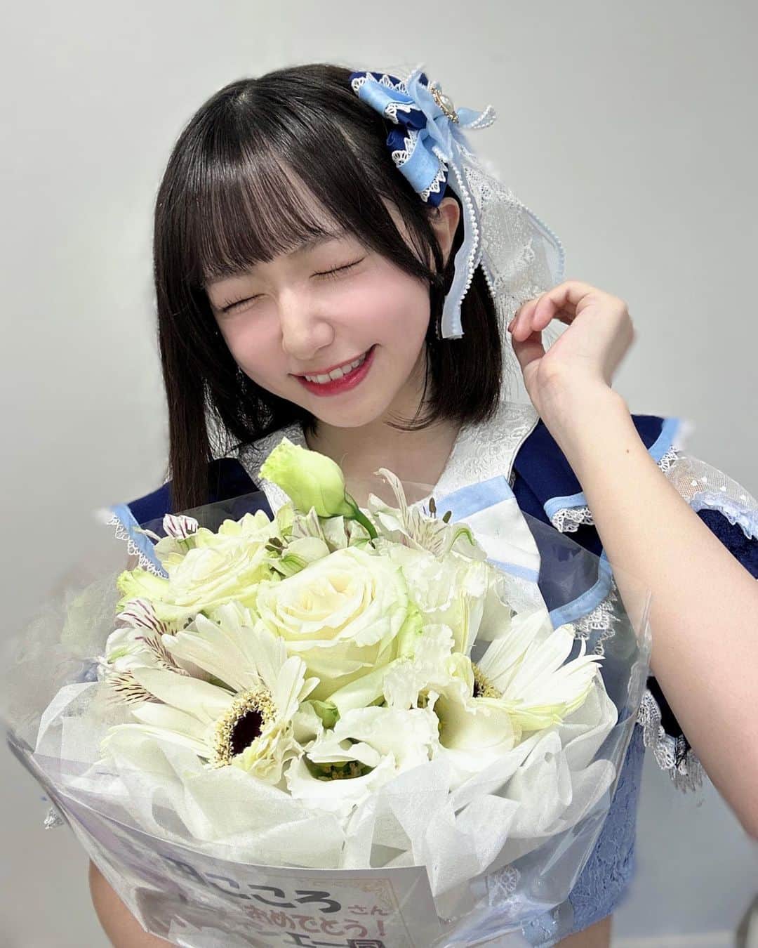 萩田ここのインスタグラム：「👑🫧 ⠀⠀⠀⠀⠀⠀⠀⠀ 日付け超えちゃったけど 11/10はiSPYデビュー2年記念日でした✨♡ ⠀⠀⠀⠀⠀⠀⠀⠀ ファンクラブイベントで記念日当日にライブでファンの皆んなと一緒に過ごすことができてとっても嬉しくて暖かくて3日後の2周年ワンマンZepp Shinjukuに向けて更に気持ちが強くなりました❤️‍🔥 ⠀⠀⠀⠀⠀⠀ 本当にありがとう、3年目も宜しくお願いします❕ 素敵なお花のサプライズも嬉しくてうるうるでした お部屋に飾るねありがとうだよ☺︎ ⠀⠀⠀⠀⠀⠀ It was my group iSPY's 2 years anniversary day from our debut today! We had a fan club event and got to spend our day with our fans☺️」