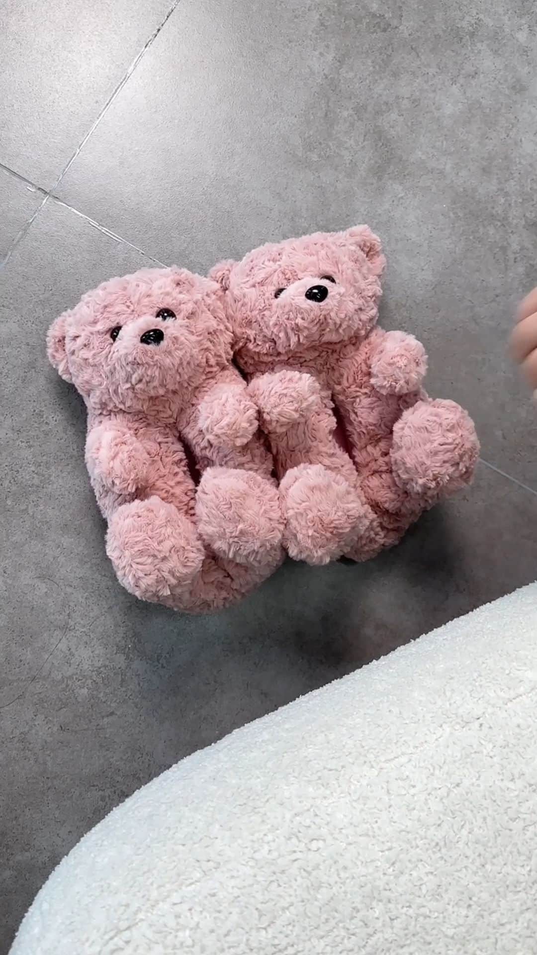 SHEINのインスタグラム：「Cold mornings call for bear-y warm cuddle pals 🧸❄️🧸  🔎19791954  #SHEIN #SHEINforAll #SHEINstyle #fashion #chic #saveinstyle」