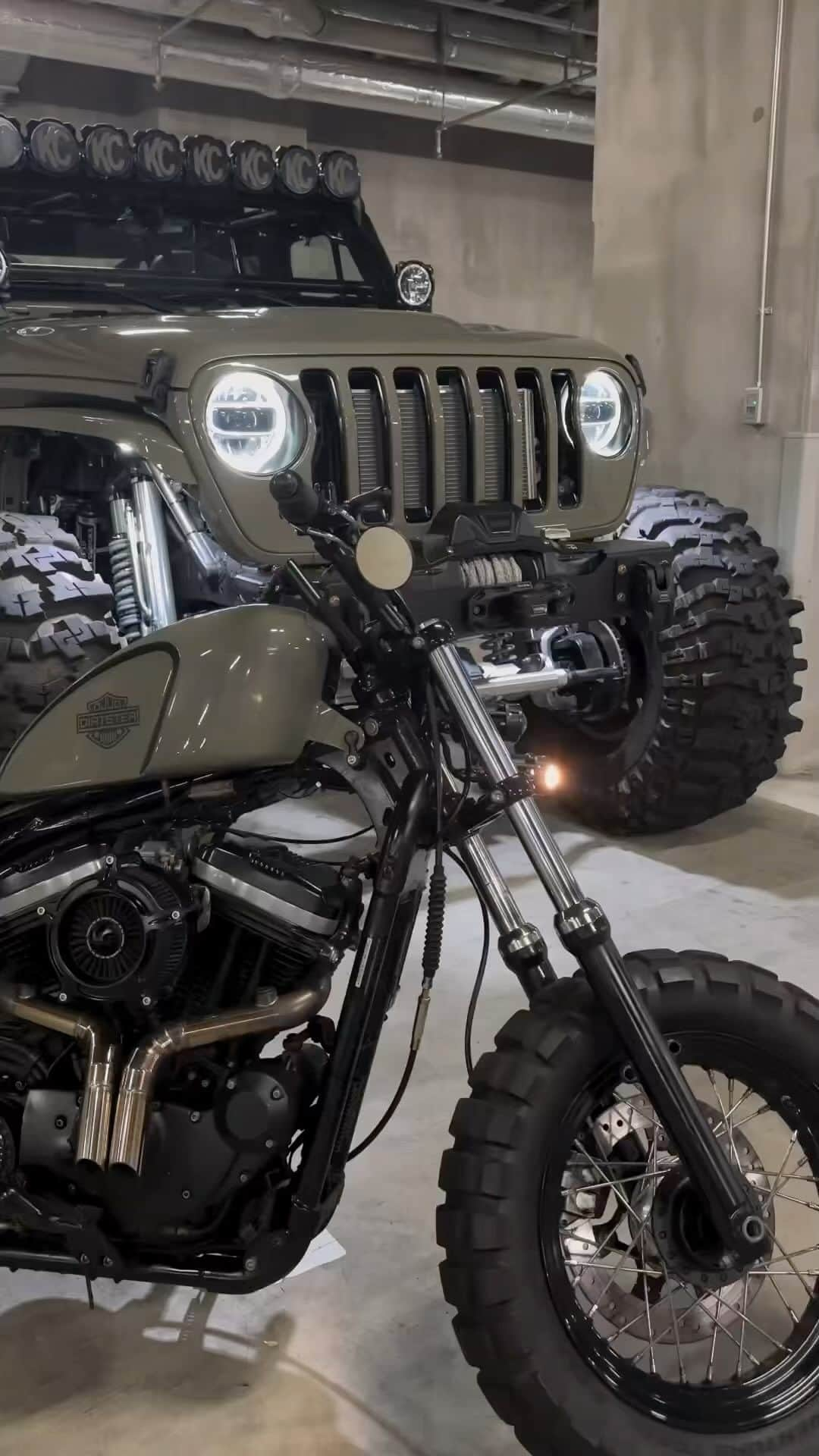 epidemic_motorsのインスタグラム：「Jeep x Harley 🇺🇸 by @dj_ug_  #Jeep #Jeeplife #Jeeplove #jeeplovers  #Jeepwrangler  #JLwrangler #Wranglerjl #Wrangler #wranglerlife   #HarleyDavidson  #Harley  #Sportster  #XL883  #XL1200  #fortyeight  #harleysportster  #bikecustom」