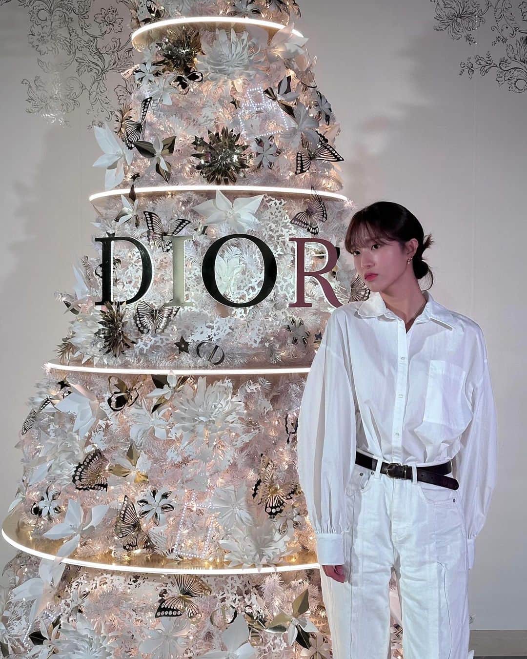 イ・ハウンのインスタグラム：「#단순초청  lunch w/ @diorbeauty 🍽️ 눈과 입 모두 쉴 틈 없던 날 - 𖤐  #DiorHoliday #DreamInDior #디올홀리데이」