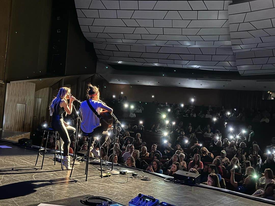 カーリー・ワデルのインスタグラム：「Last night was an absolute DREAM! Akron, Ohio y’all brought the most wonderful energy to the first show opening for @nickcarter 👏🏽 yall truly know how to show the love! ❤️ @samsardina what a first show we had! Can’t wait for Niagara Falls tonight and tomorrow! If you haven’t gotten tickets for the November tour yet, you still can at nickcarter.com 🙌🏽 see ya there!!!!!!」
