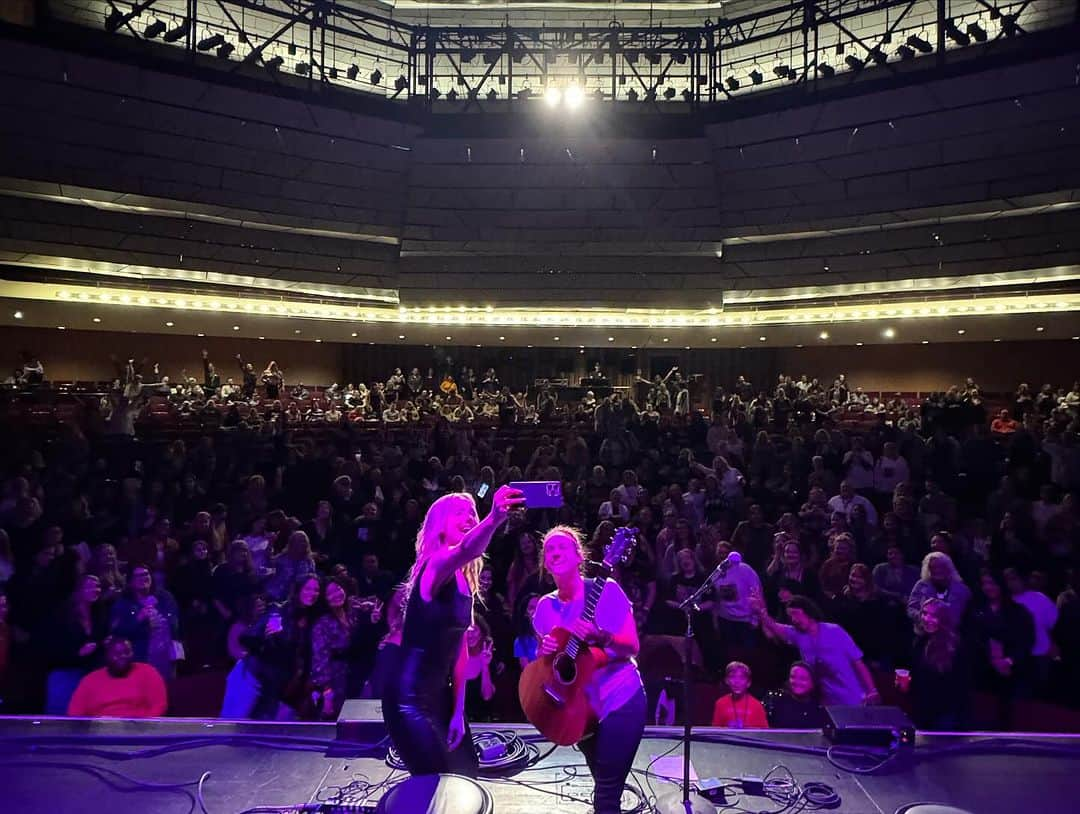 カーリー・ワデルさんのインスタグラム写真 - (カーリー・ワデルInstagram)「Last night was an absolute DREAM! Akron, Ohio y’all brought the most wonderful energy to the first show opening for @nickcarter 👏🏽 yall truly know how to show the love! ❤️ @samsardina what a first show we had! Can’t wait for Niagara Falls tonight and tomorrow! If you haven’t gotten tickets for the November tour yet, you still can at nickcarter.com 🙌🏽 see ya there!!!!!!」11月11日 0時42分 - carlywad