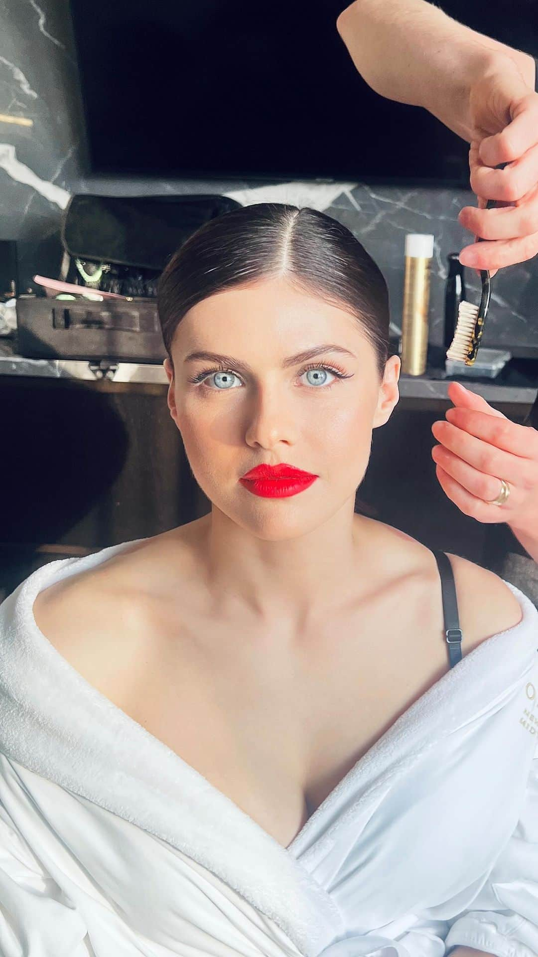 Carolina Gonzalezのインスタグラム：「🖤A L E X🌹 Stunner @alexandradaddario  Stylist @emmajademorrison  Hair @jacobrozenberg  Nails @ohmynailsnyc  Makeup by me @cgonzalezbeauty  #CGonzalezBeauty」