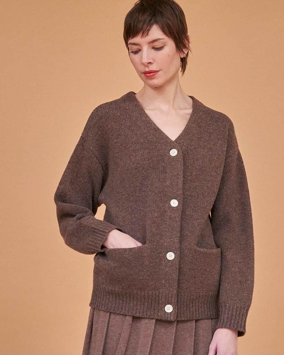 デミリーのインスタグラム：「The perfect everyday cardigan—knit in soft merino wool with clean inset pockets, the perfect weight for layering.」
