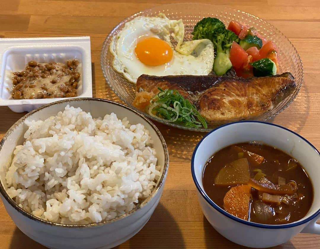 鈴木博昭さんのインスタグラム写真 - (鈴木博昭Instagram)「fighter food.  一般的なダイエット食ではなく、強くて動ける身体を作るには練習だけではダメ。  格闘家orアスリートならばそれが必須。  練習する、食べる、寝る。  是すなわち三大原則也。  人と勝ち負けを取り合うモノなので、作り上げたら勝てるという確証はない。  しかし、勝利へのパーセンテージを上げる為に自分の能力を上げる努力は出来るだろう。  争いの世界にいるならば、居続けるならば生き残れ。  #fighterfood  #healthyfood  #rizin  #mma  #shootboxing  #kickboxing  #シュートボクシング  #キックボクシング  #bellwoodgym  #bellwoodfightteam」11月11日 0時46分 - kaibutsukun1206