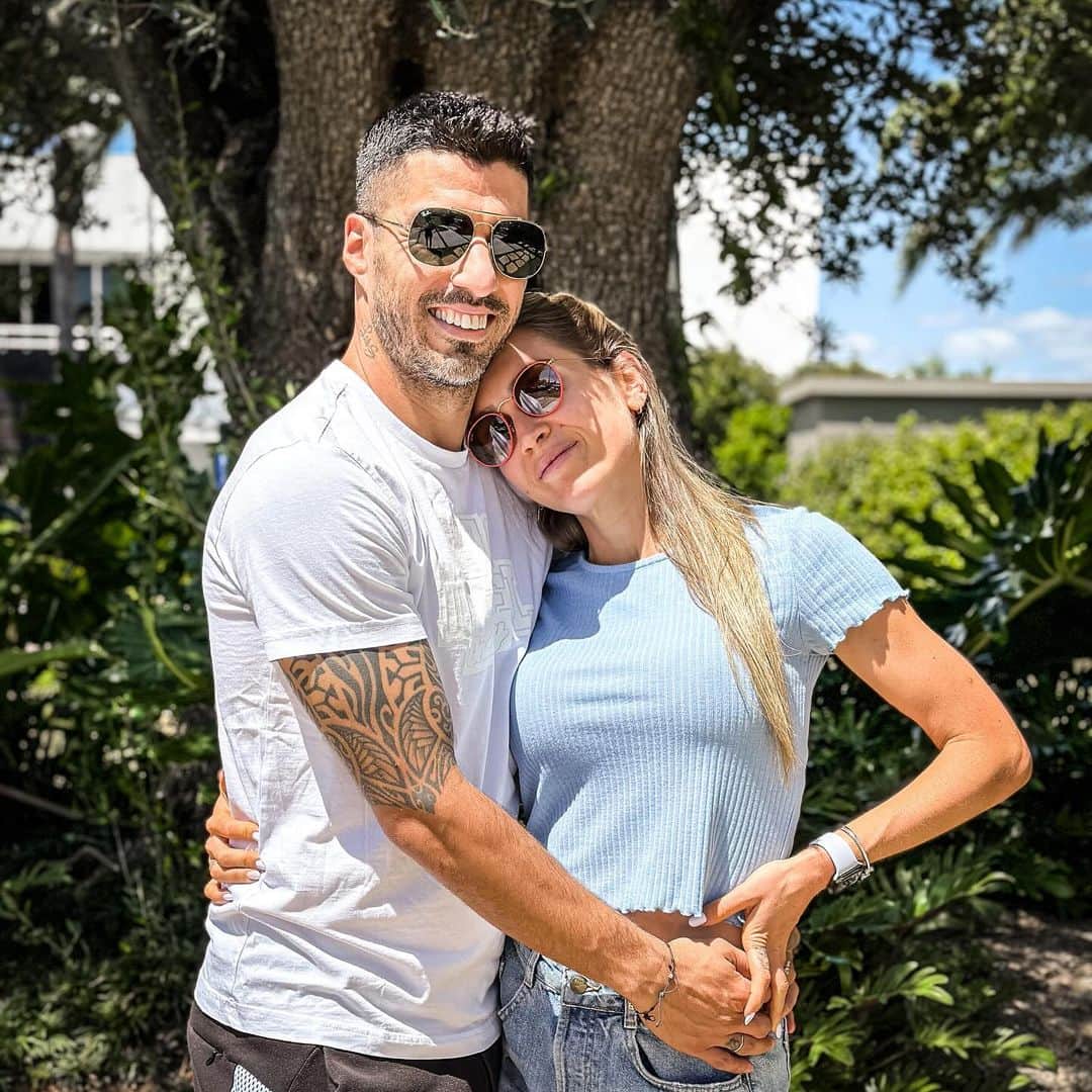 ルイス・アルベルト・スアレスのインスタグラム：「Muy FELIZ CUMPLEAÑOS a la reina de la casa, a la mami que nos cuida y nos apoya en todo.   Hoy en tu día te deseamos que seas FELIZ SIEMPRE y que sigas siendo como sos: LA MEJOR MADRE Y MUJER que podemos tener ❤️😍  TE DESEAMOS UN FELIZ CUMPLE MAMI los 4 @sofibalbi 👧🏽👦🏼👦🏼🙎🏻‍♂️」