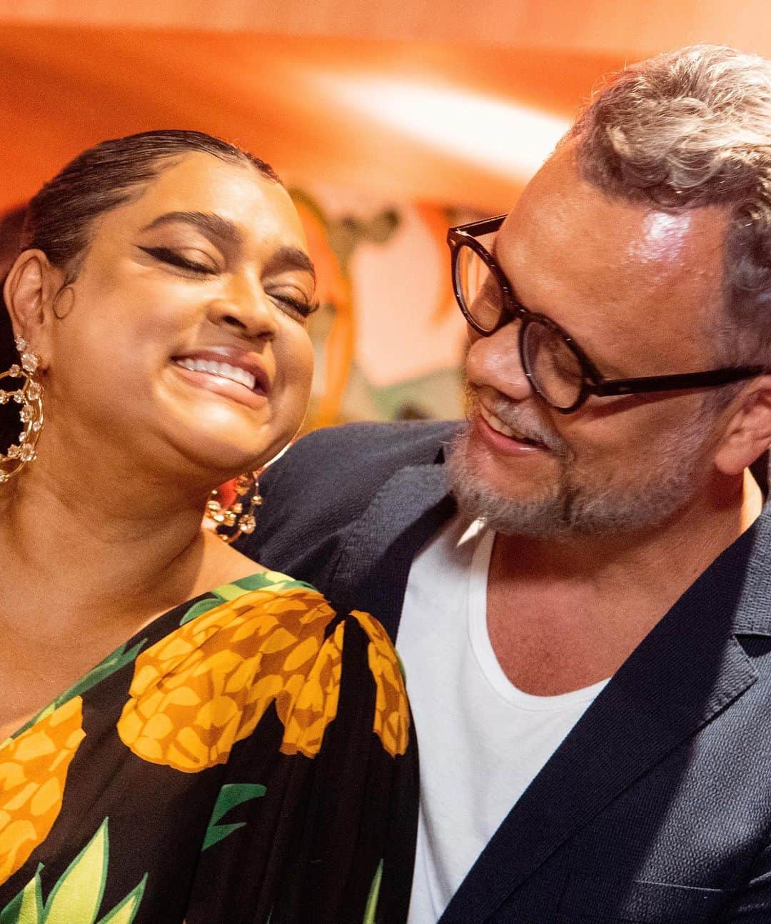 Preta Gilのインスタグラム：「Ele é meu tudo, amigo, empresário, sócio, oráculo e meu protetor @azevedomarcello!!!   Ter você na minha vida, sem dúvidas, é um dos maiores presentes que ganhei!!!   Hoje é seu aniversário e eu te desejo saúde, saúde e mais saúde, porque temos muitos sonhos para realizarmos juntos!!! Te amo!!! ❤️」