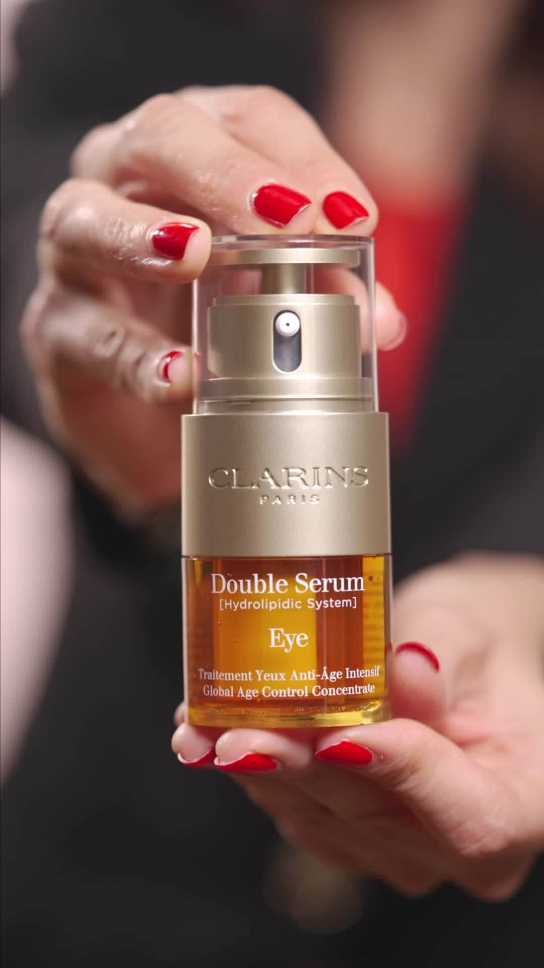 Clarins Franceのインスタグラム：「Savez-vous comment appliquer votre sérum ? ⁣ ⁣ Notre Experte Soin Jennifer Jans, vous détaille en images la gestuelle professionnelle Clarins pour appliquer chaque jour Double Serum Eye puis Double Serum Light Texture 🤓⁣ ⁣ Connaissiez-vous déjà ces gestes ? 💬⁣ ⁣ #Clarins  #MonSoinClarins #DoubleSerumLitghtTexture #DoubleSerumEye⁣ ⁣」