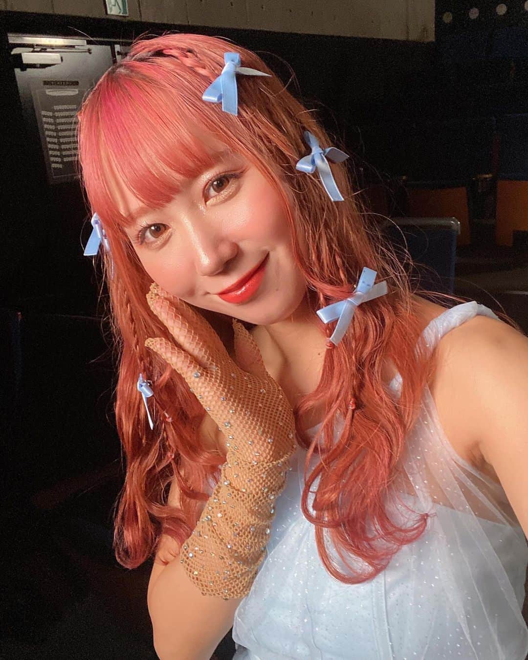 杉山優華のインスタグラム：「🦸👑🎀 . . . MV「スーパーヒーロー」も見て下さいましたか？ 11月8日(水)に私たちの8枚目のシングルCDがリリースされ、同時にMVも公開されました！！ 私の人生の最高の宝物😼✨✨ 大切に歌うよ、いつもありがとうね✨」