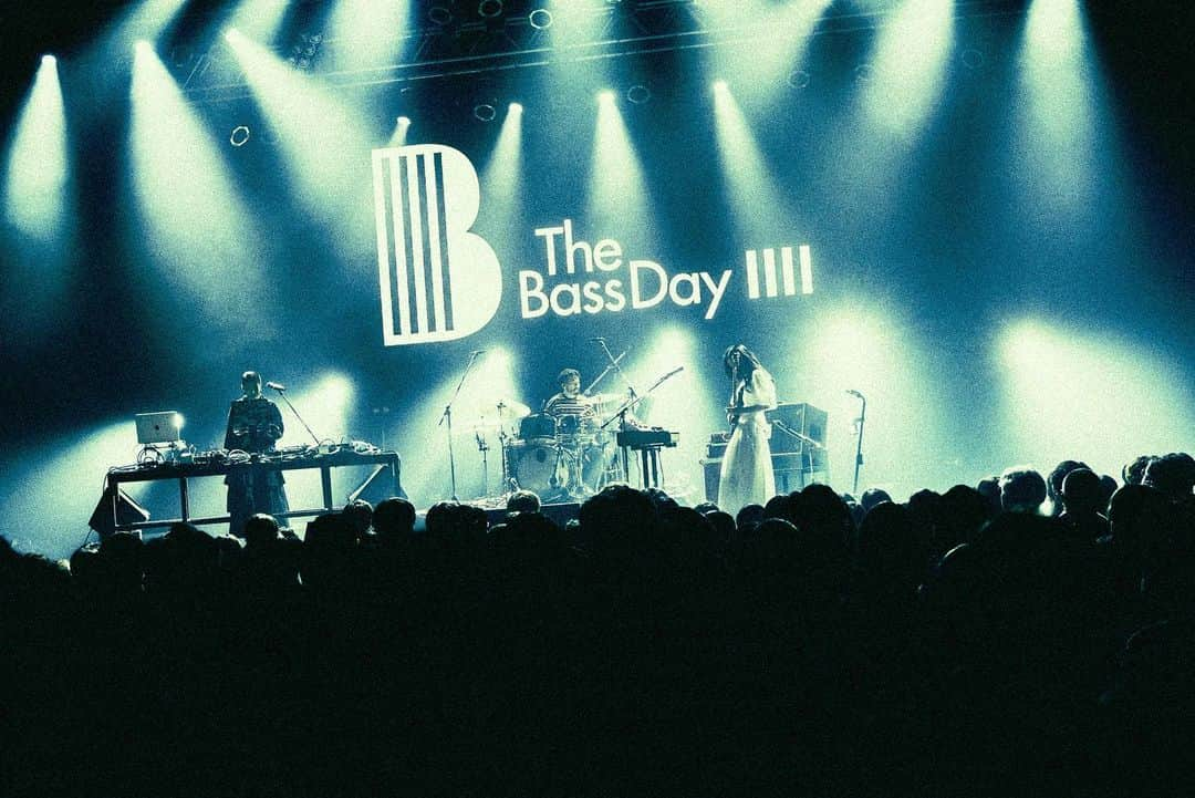 サカナクションのインスタグラム：「THE BASS DAY LIVE 2023  ライブをご覧いただいた皆さま、ありがとうございました！  草刈愛美のステージは、今回ライブに向けて制作した楽曲を交えて、YonYonさん & mabanuaさんとお送りしました。  photo by @_____mm30  photo by @_____bearmm」